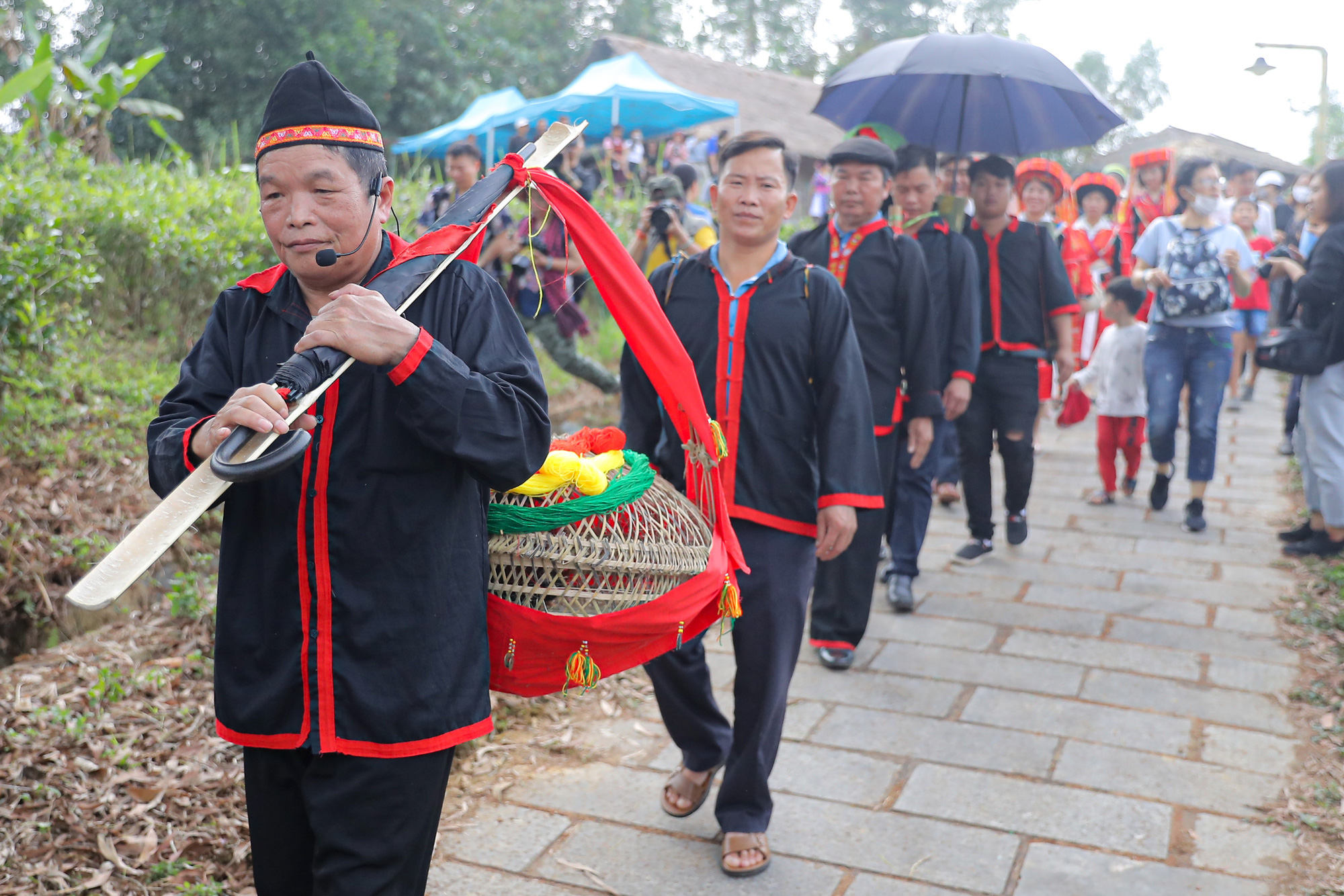 Tái hiện lễ cưới của Dân tộc Pà Thẻn (Hà Giang) và nghi lễ Mừng lúa mới của dân tộc Bahnar (Gia Lai)  tại Hà Nội - Ảnh 1.