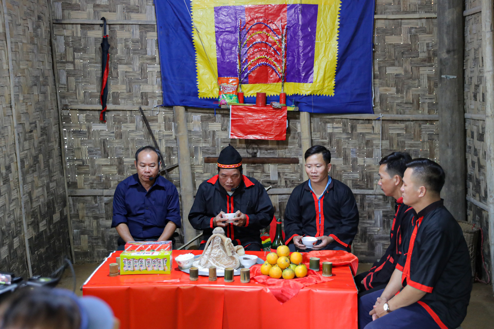 Tái hiện lễ cưới của Dân tộc Pà Thẻn (Hà Giang) và nghi lễ Mừng lúa mới của dân tộc Bahnar (Gia Lai)  tại Hà Nội - Ảnh 4.