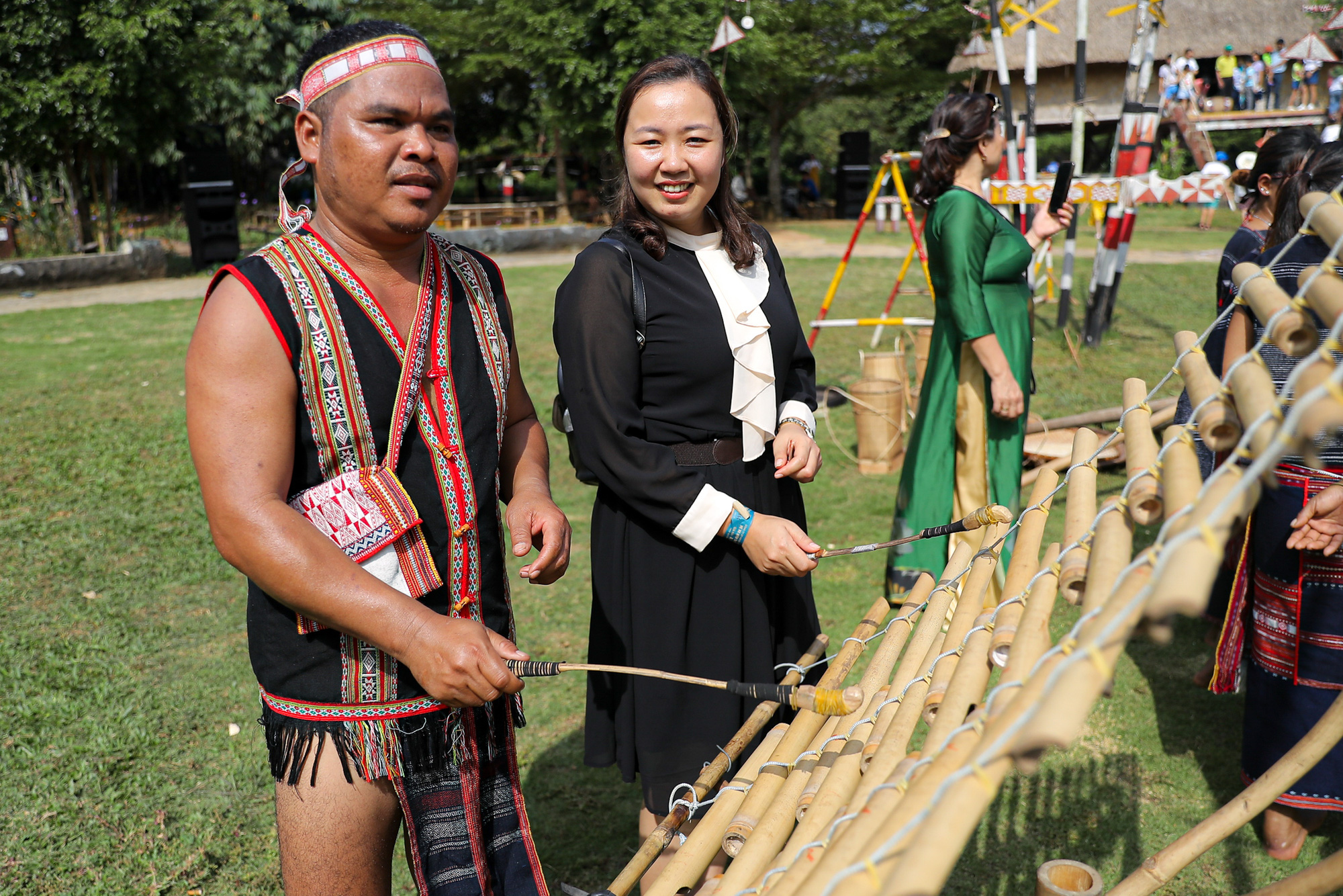 Tái hiện lễ cưới của Dân tộc Pà Thẻn (Hà Giang) và nghi lễ Mừng lúa mới của dân tộc Bahnar (Gia Lai)  tại Hà Nội - Ảnh 13.