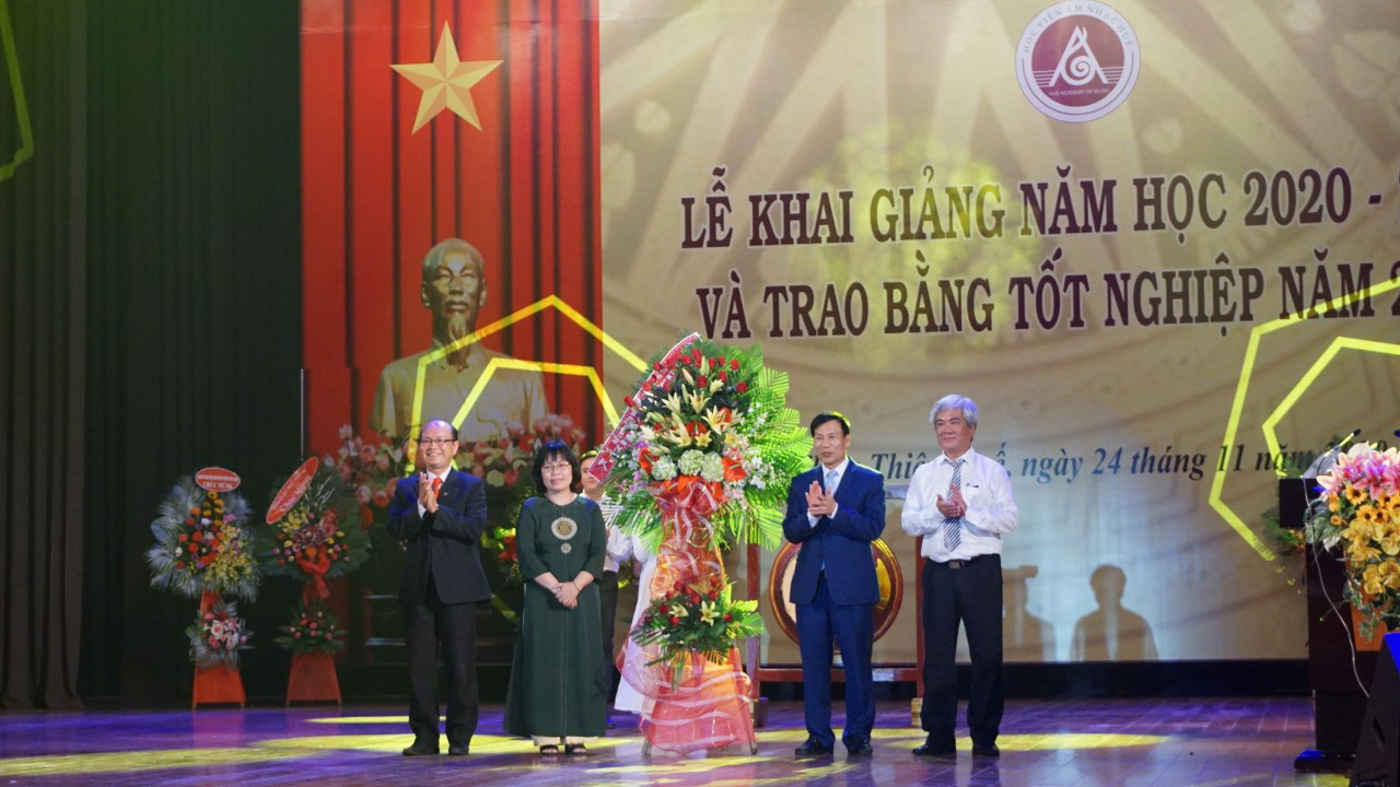 Bộ trưởng Nguyễn Ngọc Thiện dự lễ khai giảng Học viện Âm nhạc Huế - Ảnh 2.