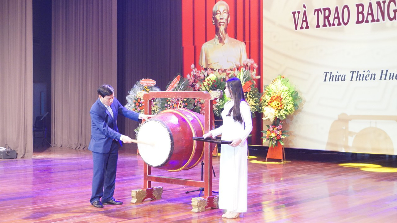 Bộ trưởng Nguyễn Ngọc Thiện dự lễ khai giảng Học viện Âm nhạc Huế - Ảnh 3.