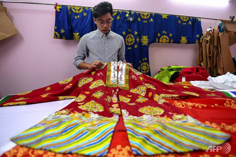 AFP: Nhà thiết kế Việt Nam truyền cảm hứng giới trẻ về văn hóa truyền thống - Ảnh 2.