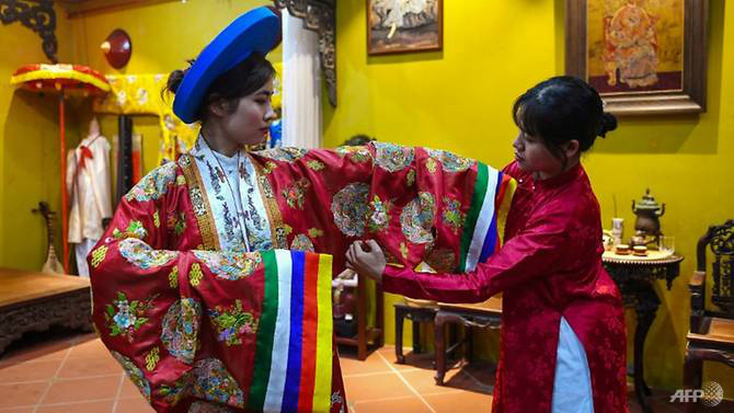 AFP: Nhà thiết kế Việt Nam truyền cảm hứng giới trẻ về văn hóa truyền thống - Ảnh 1.