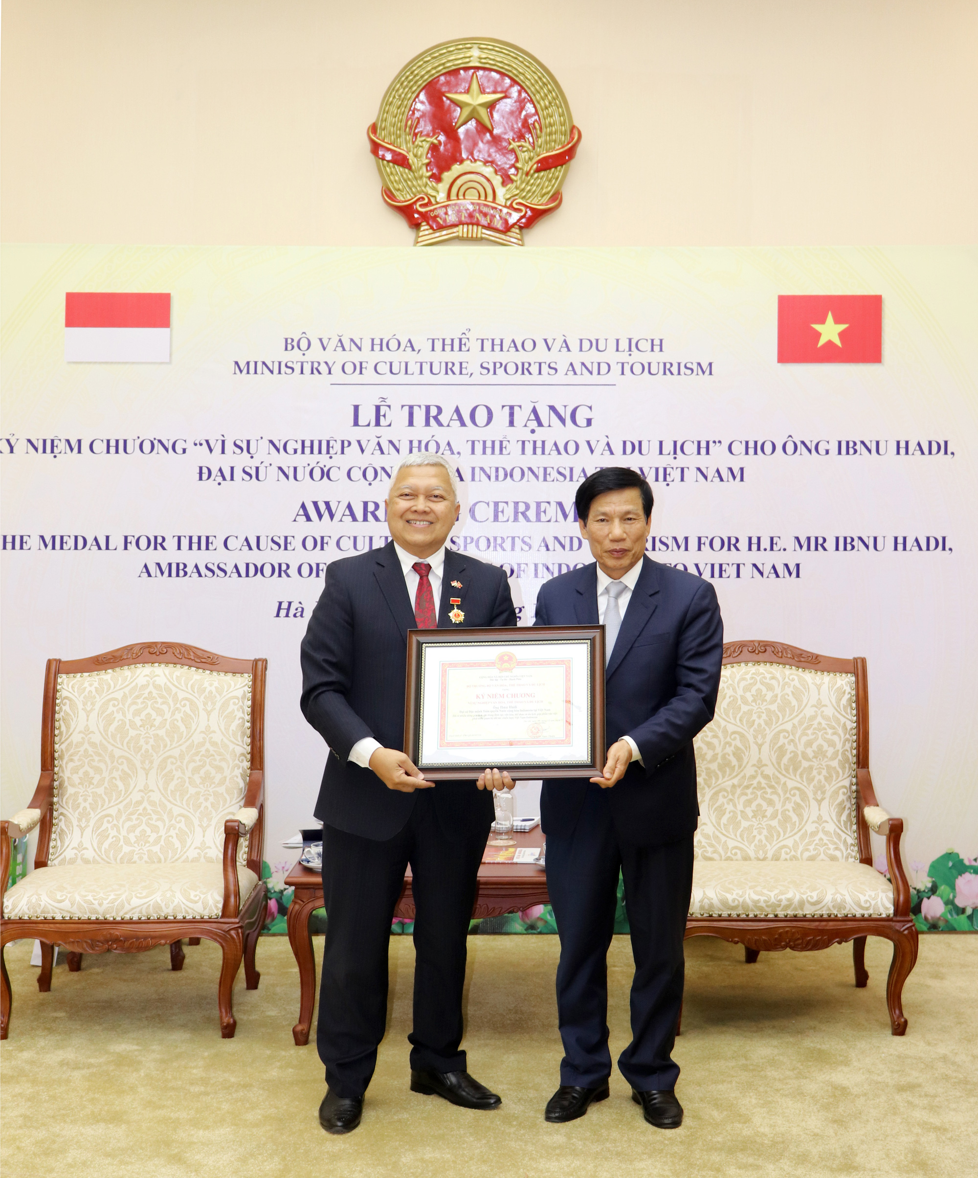 Trao kỷ niệm chương cho Đại sứ Indonesia tại Việt Nam - Ảnh 2.