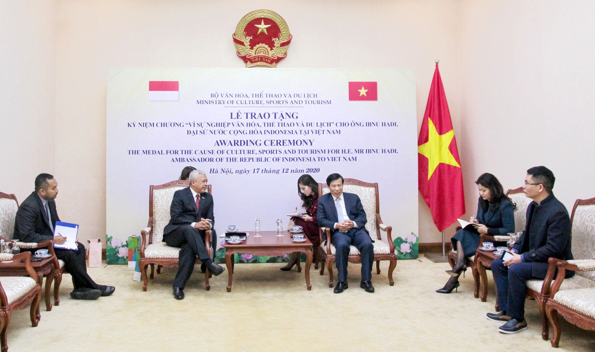 Trao kỷ niệm chương cho Đại sứ Indonesia tại Việt Nam - Ảnh 1.