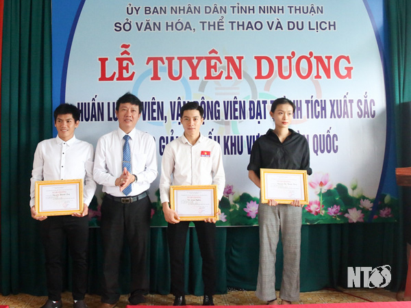 Ninh Thuận: Tuyên dương, khen thưởng huấn luyện viên, vận động viên đạt thành tích cao năm 2020 - Ảnh 1.