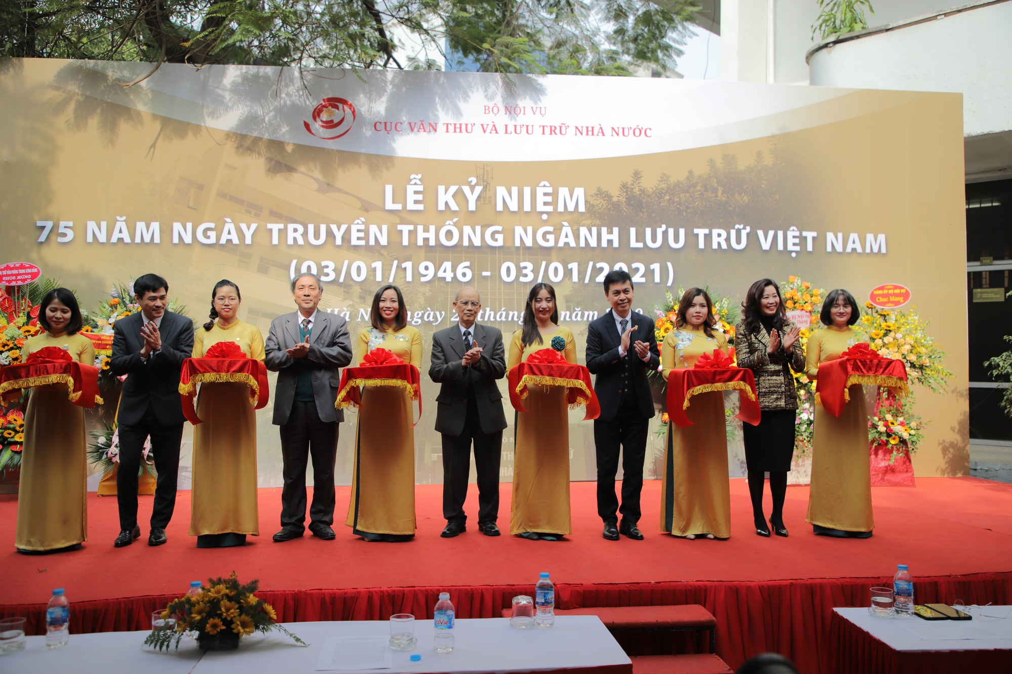 Buổi trưng bày tài liệu lưu trữ &quot;Quốc hiệu và Kinh đô nước Việt trong tài liệu lưu trữ&quot;: Nhìn về quá khứ hào hùng - Ảnh 2.