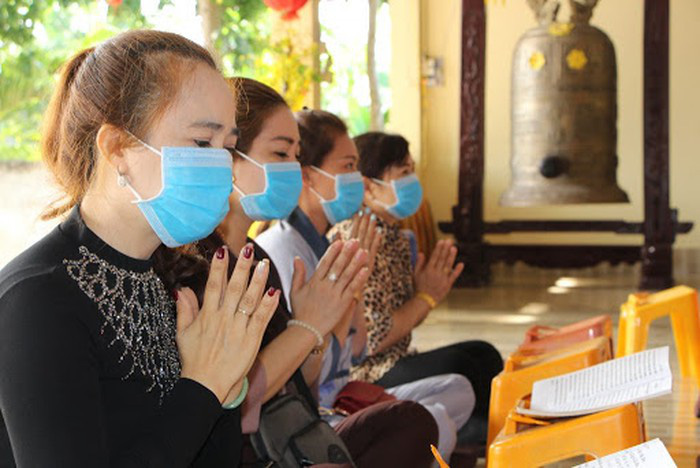 Giáo hội Phật giáo Việt Nam yêu cầu đến chùa phải đeo khẩu trang, kể cả khi thực hành nghi lễ - Ảnh 2.