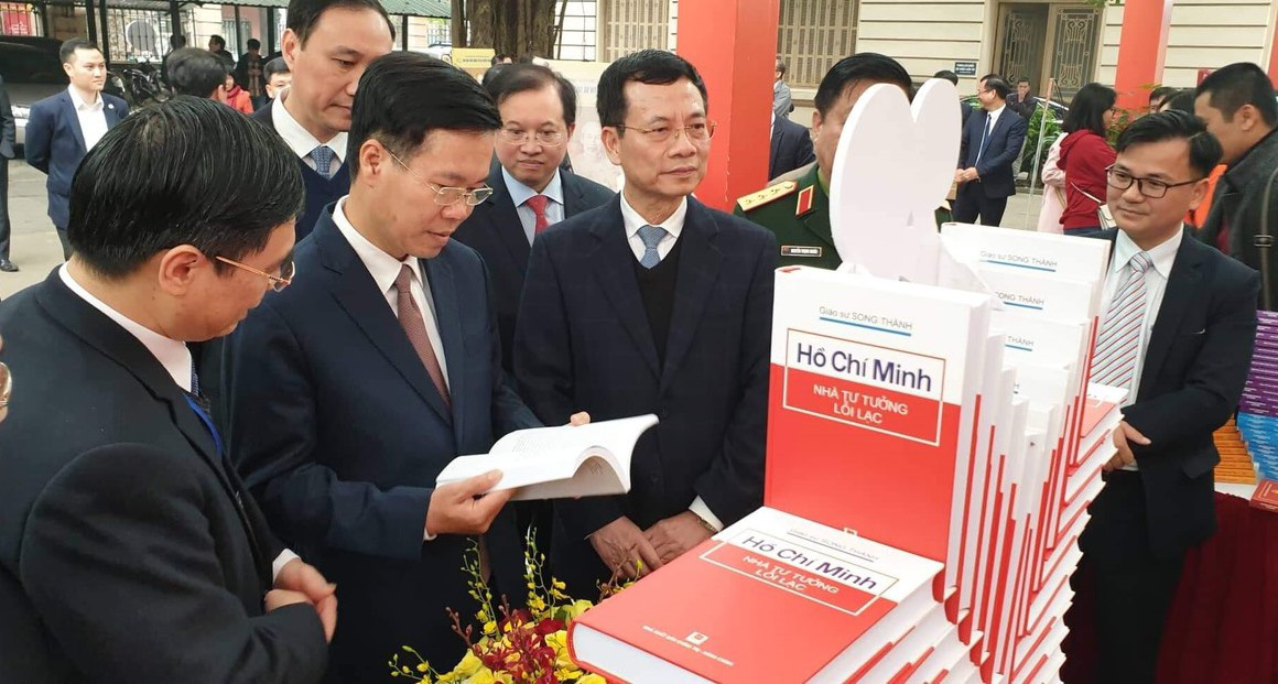 Triển lãm 1 vạn cuốn sách Kỷ niệm 90 năm thành lập Đảng Cộng sản Việt Nam - Ảnh 1.
