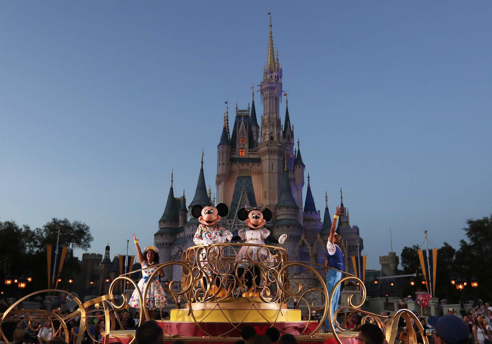 Walt Disney World đóng cửa, đến đế chế du lịch cũng khốn đốn vì Covid-19 - Ảnh 1.