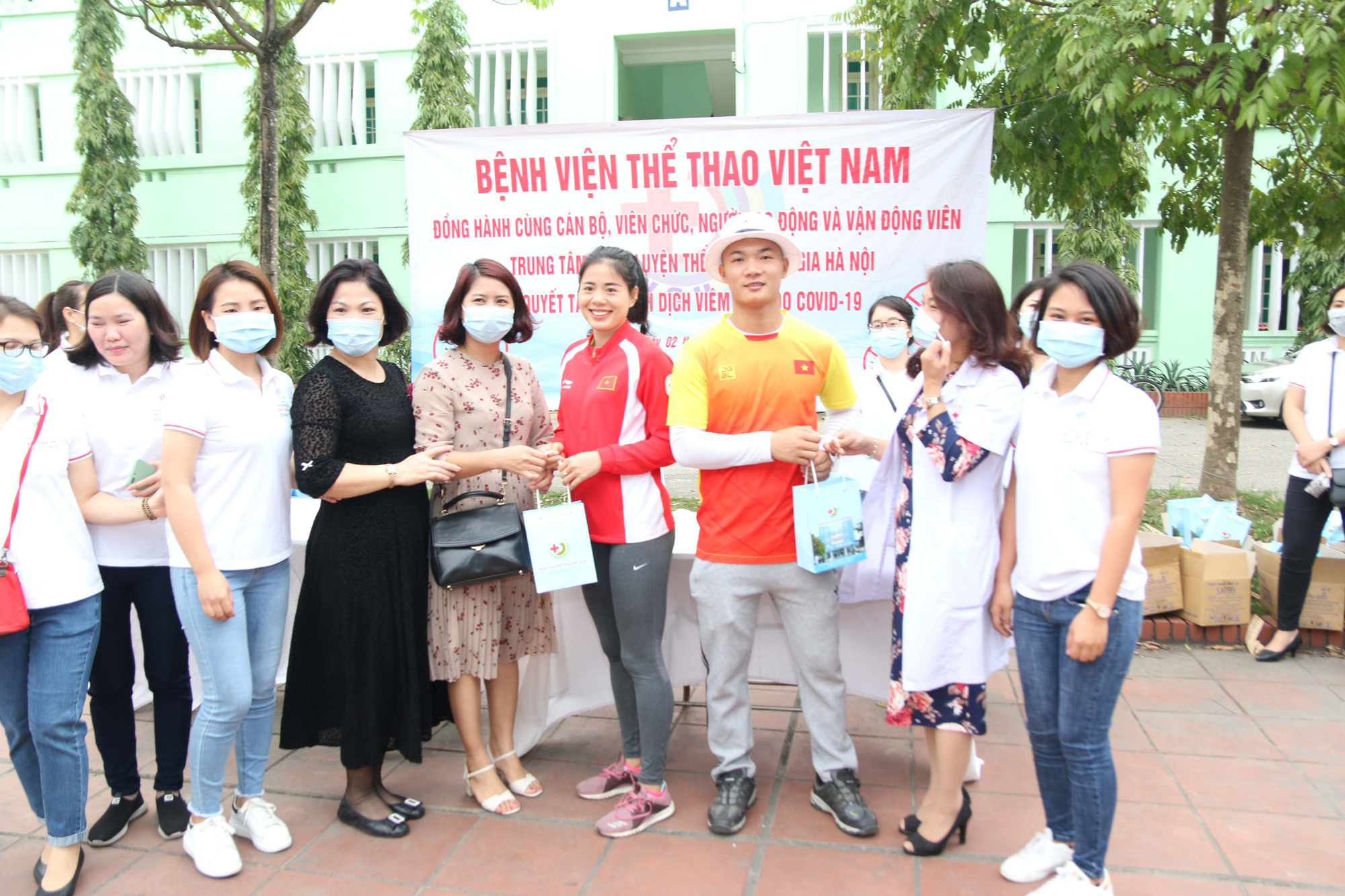 Bệnh viện Thể thao Việt Nam tăng cường phòng, chống Covid-19 trong thời điểm các đội tuyển tập trung - Ảnh 2.