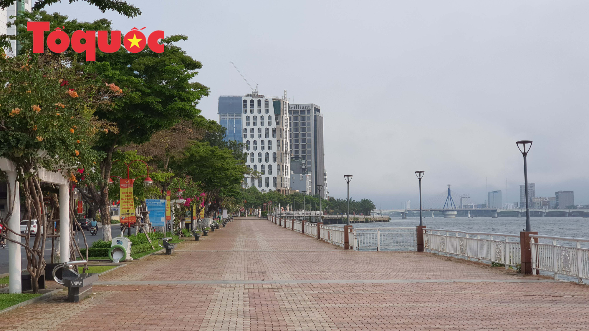 Nhiều tuyến phố ở Đà Nẵng vắng vẻ trong sáng ngày đầu tiên thực hiện cách ly toàn xã hội - Ảnh 3.