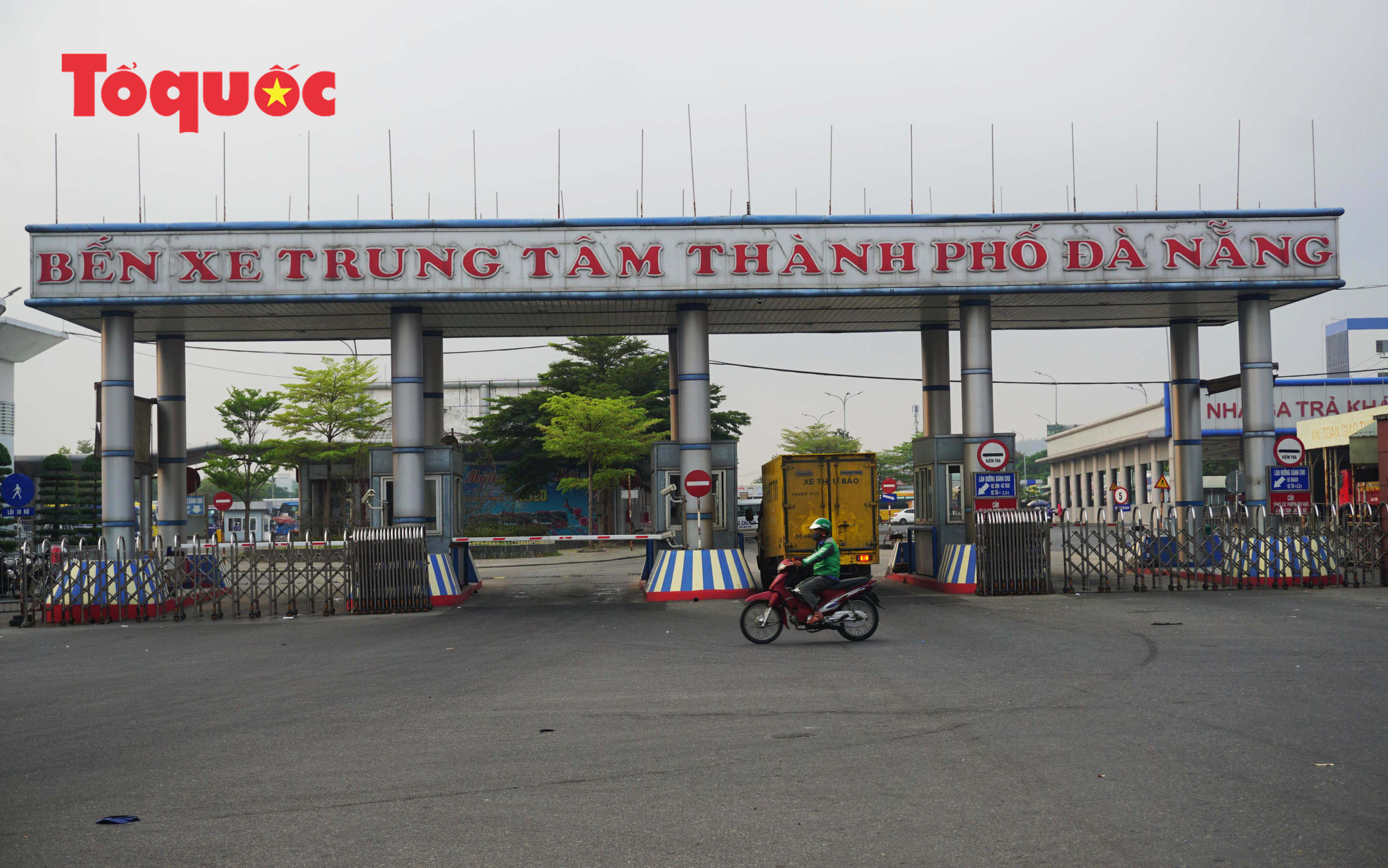 Nhiều tuyến phố ở Đà Nẵng vắng vẻ trong sáng ngày đầu tiên thực hiện cách ly toàn xã hội - Ảnh 5.