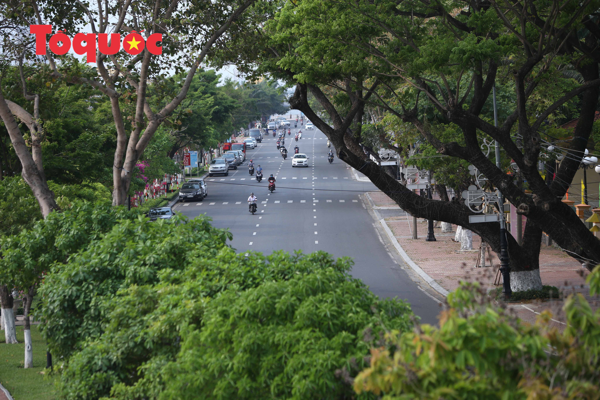 Nhiều tuyến phố ở Đà Nẵng vắng vẻ trong sáng ngày đầu tiên thực hiện cách ly toàn xã hội - Ảnh 2.