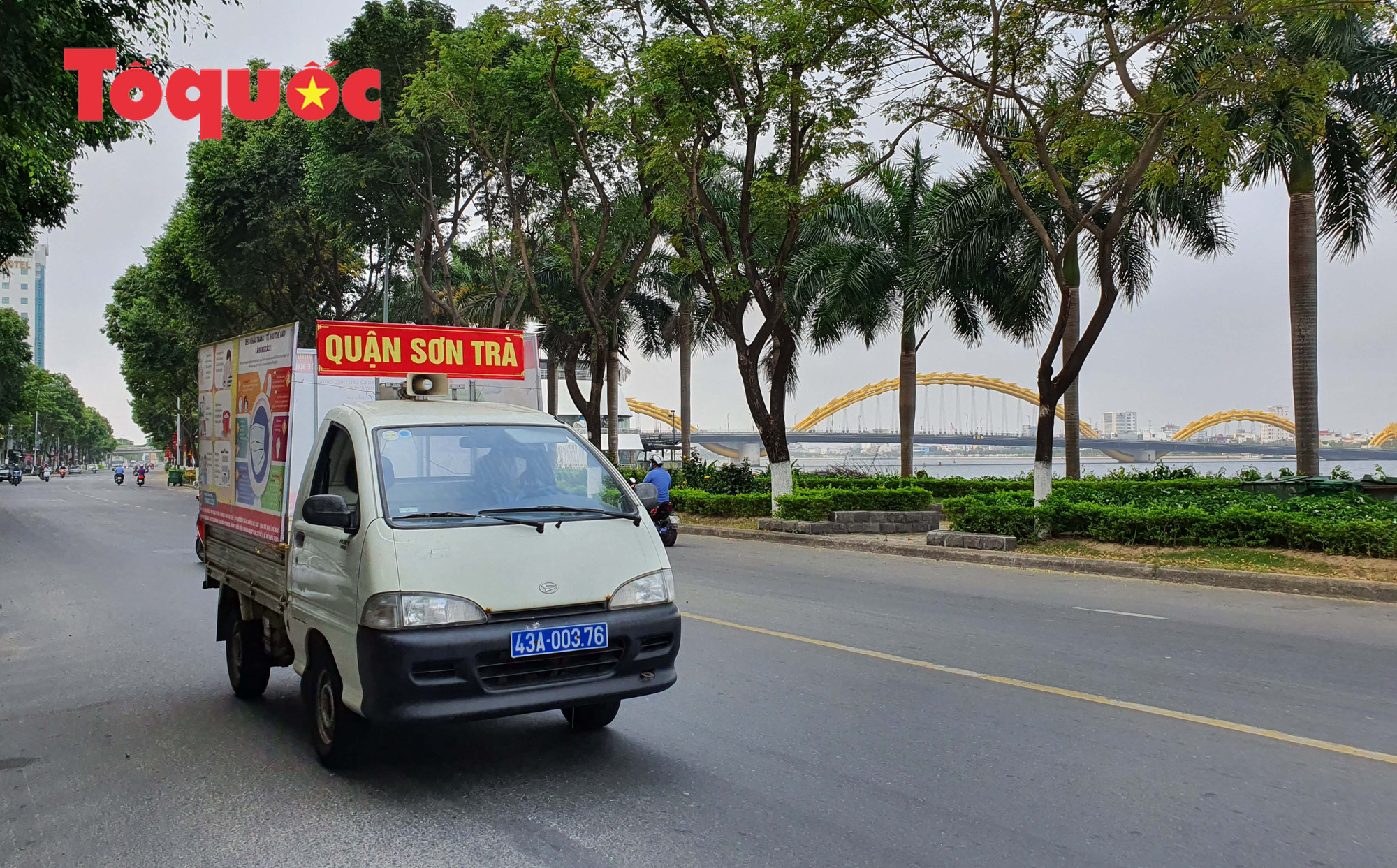 Nhiều tuyến phố ở Đà Nẵng vắng vẻ trong sáng ngày đầu tiên thực hiện cách ly toàn xã hội - Ảnh 4.