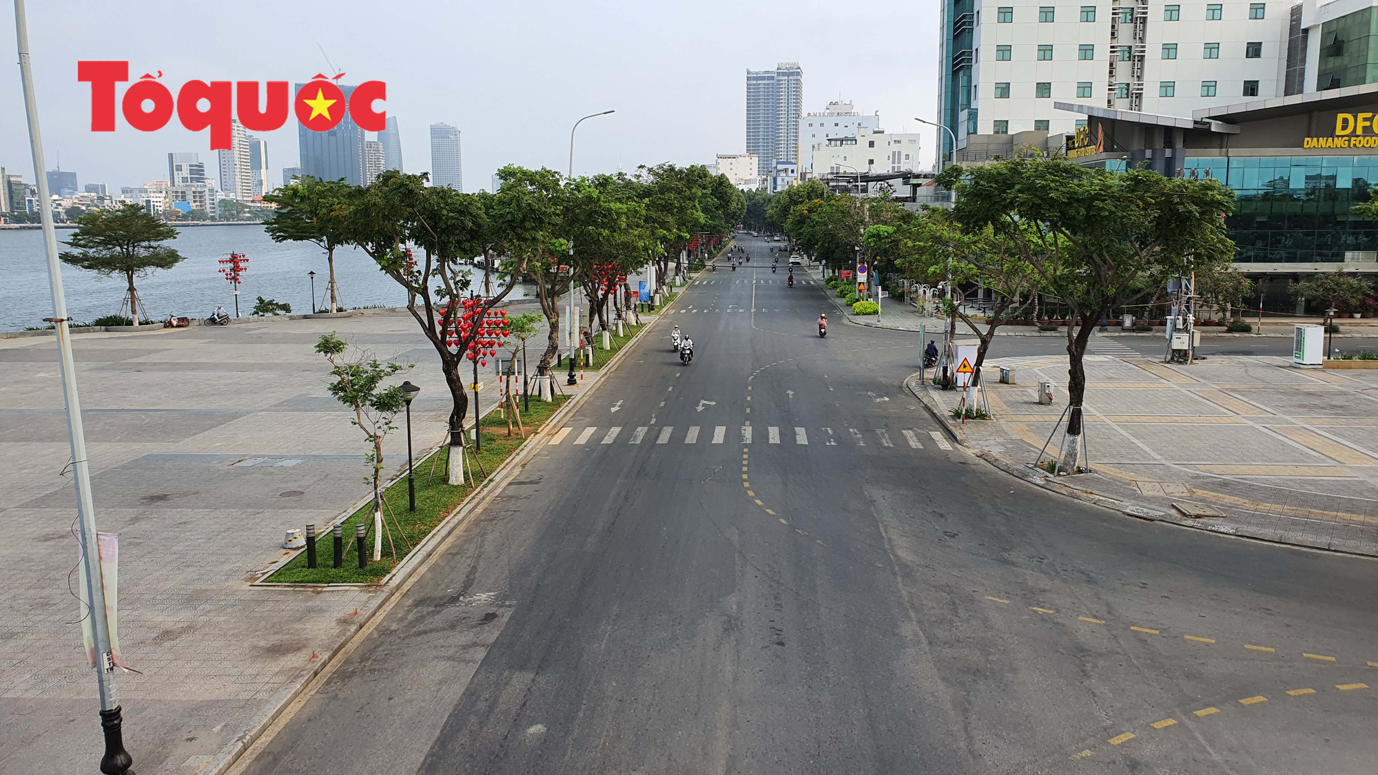 Nhiều tuyến phố ở Đà Nẵng vắng vẻ trong sáng ngày đầu tiên thực hiện cách ly toàn xã hội - Ảnh 6.