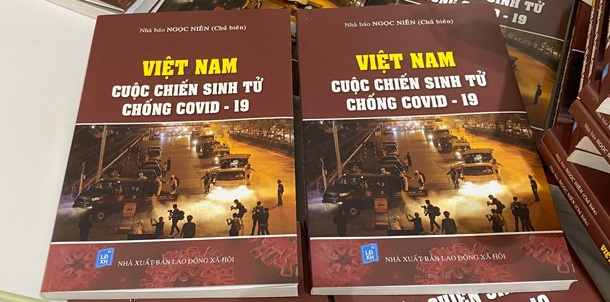 Ra mắt cuốn sách &quot;Việt Nam - Cuộc chiến sinh tử chống Covid-19&quot; - Ảnh 1.