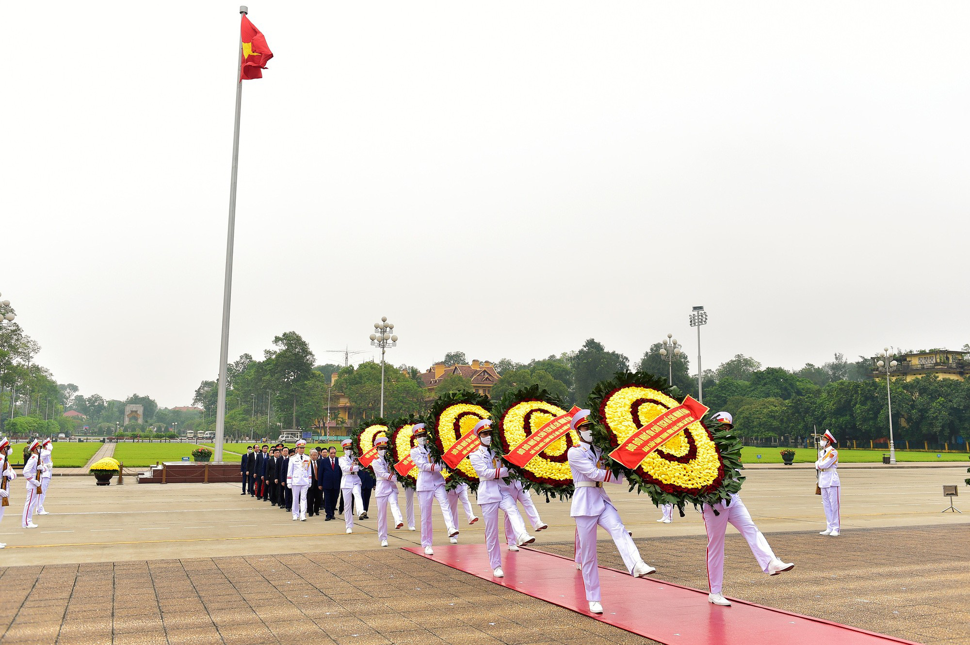 Lãnh đạo Đảng và Nhà nước vào Lăng viếng Chủ tịch Hồ Chí Minh - Ảnh 1.