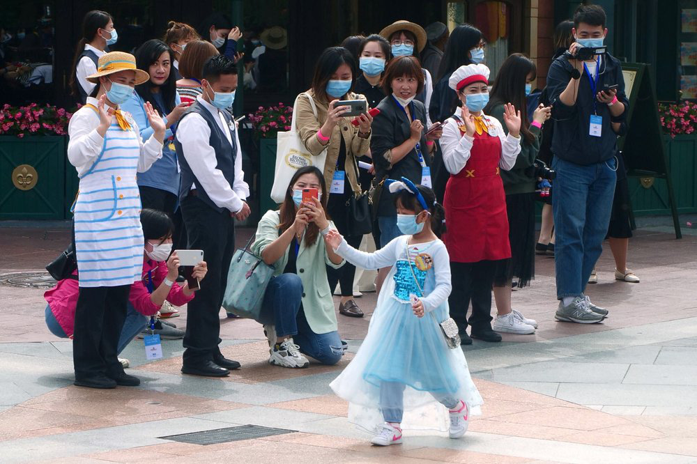 Những hình ảnh chưa từng thấy trong ngày công viên Disney đầu tiên trên thế giới tái mở cửa - Ảnh 6.