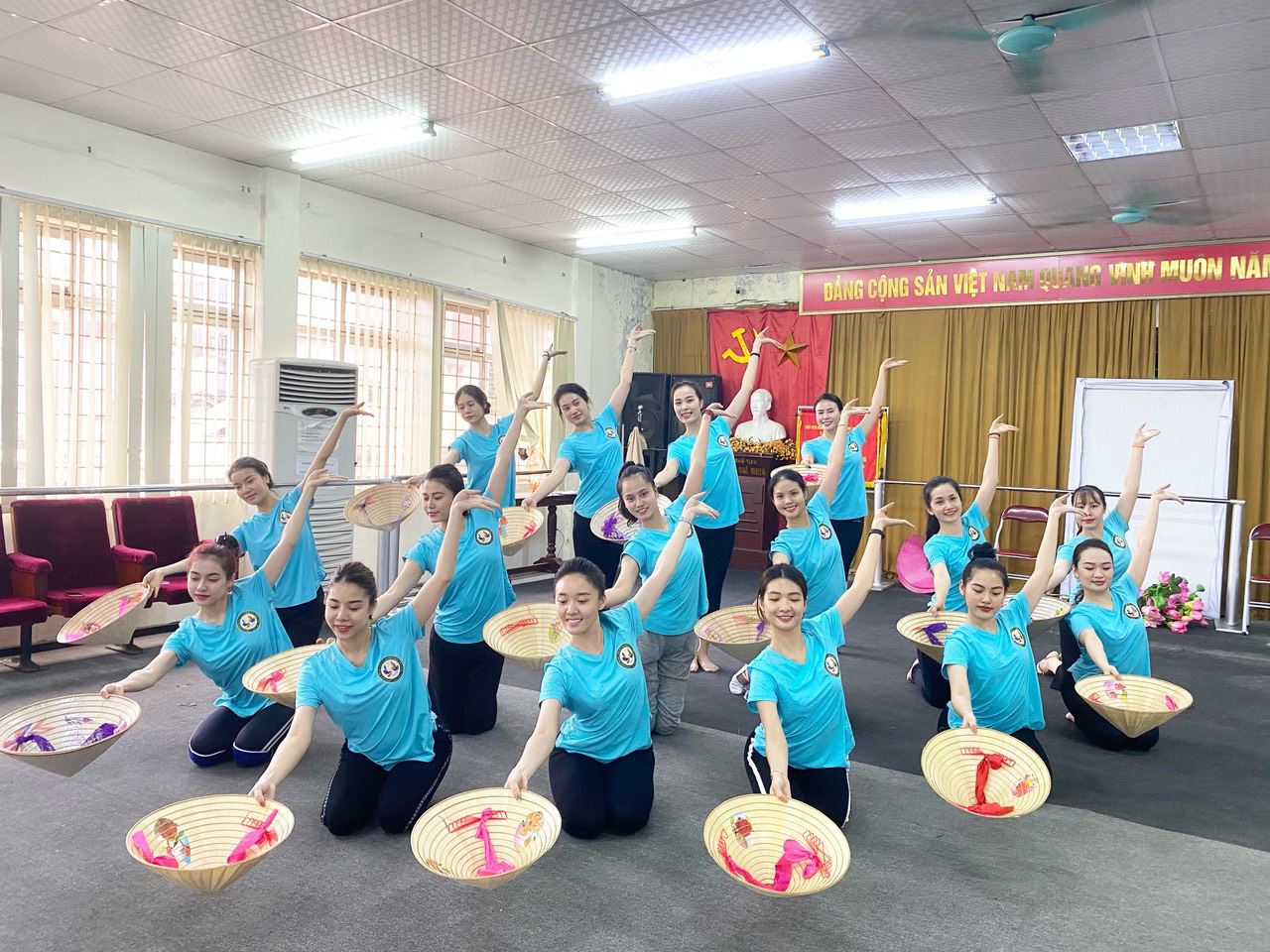Nghệ sĩ miệt mài tập luyện cho chương trình nghệ thuật đặc biệt Dâng Người tiếng hát mùa Xuân- kỷ niệm 130 năm Ngày sinh Chủ tịch Hồ Chí Minh - Ảnh 2.