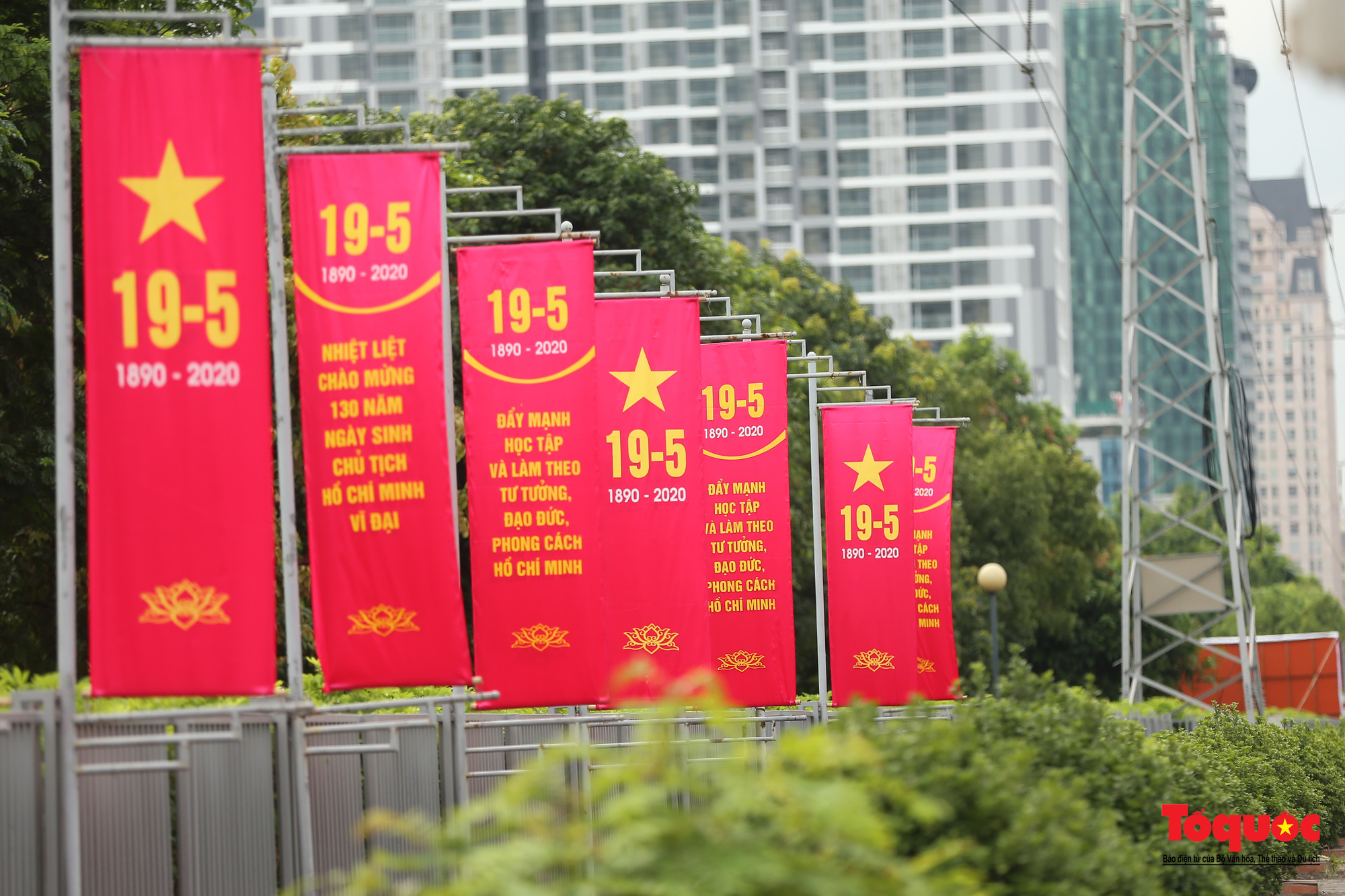 Hà Nội trang hoàng rực rỡ kỷ niệm 130 năm Ngày sinh Chủ tịch Hồ Chí Minh - Ảnh 5.