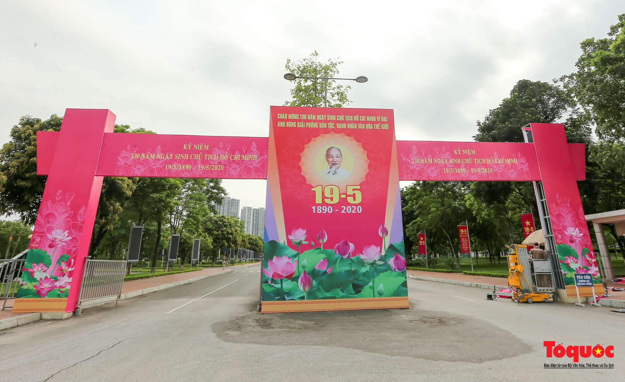 Hà Nội trang hoàng rực rỡ kỷ niệm 130 năm Ngày sinh Chủ tịch Hồ Chí Minh - Ảnh 1.