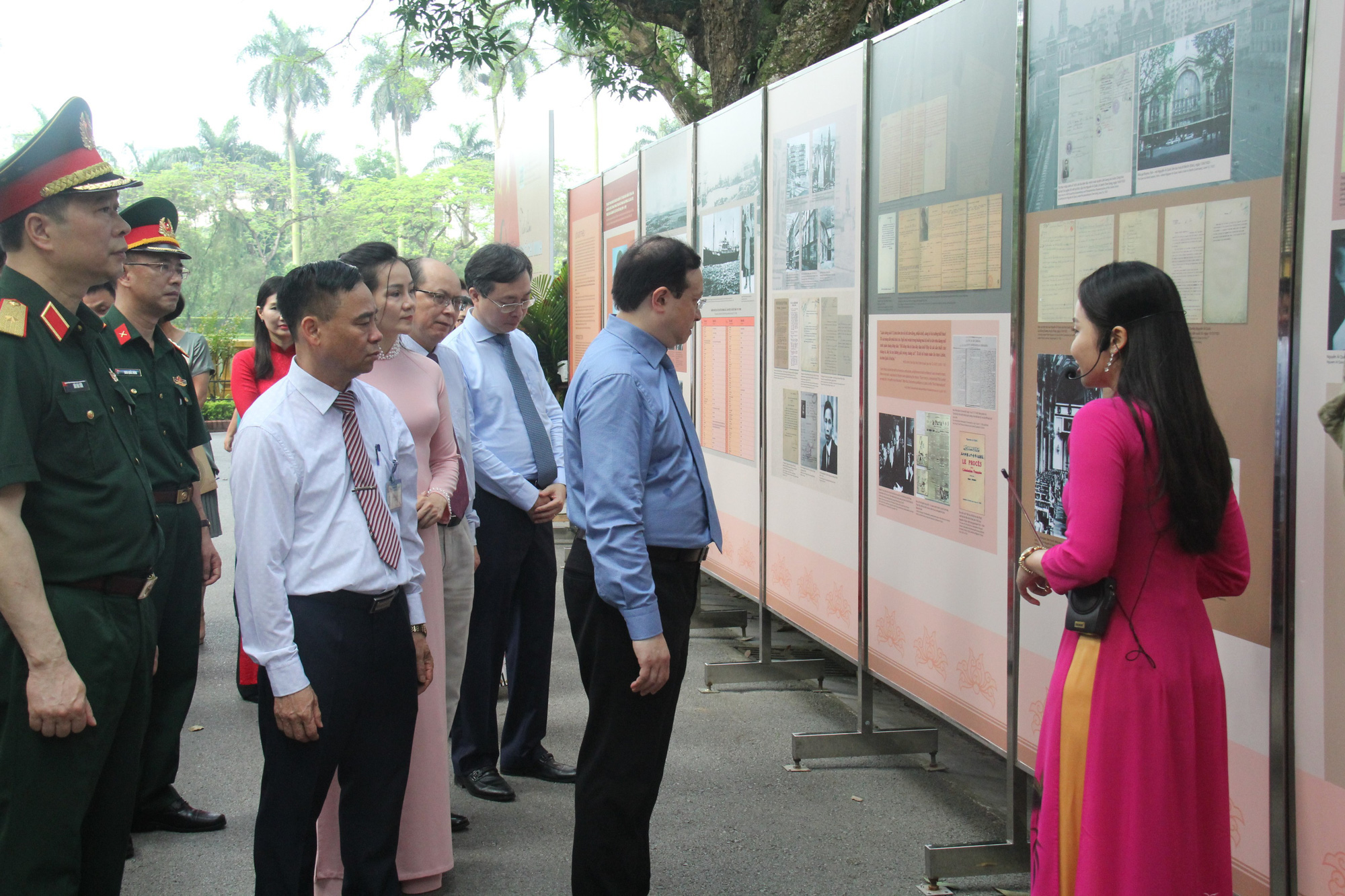 Khai mạc triển lãm ảnh kỷ niệm 130 năm Ngày sinh Chủ tịch Hồ Chí Minh - Ảnh 1.