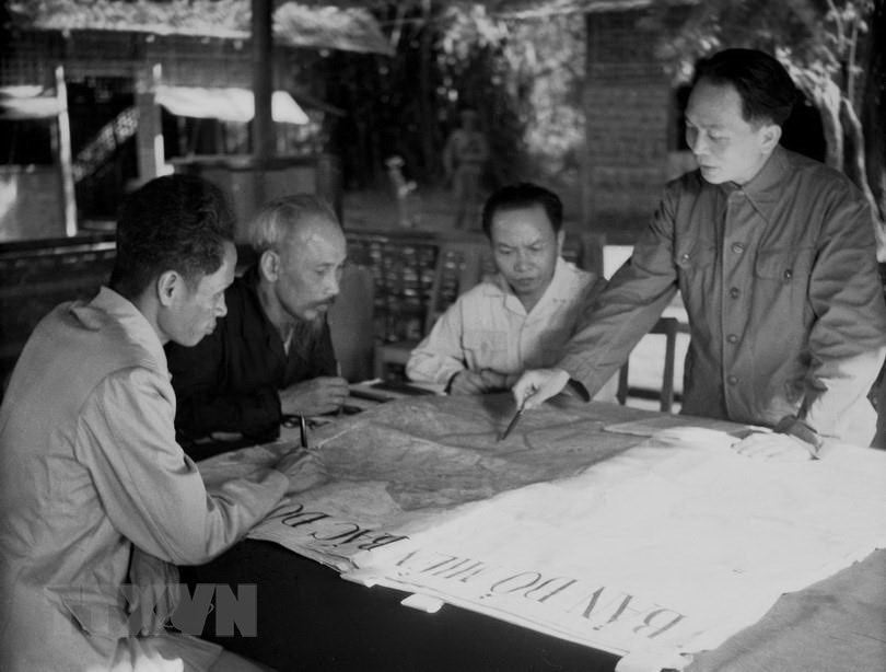 Bác Hồ và Đại tướng Võ Nguyên Giáp trong Chiến dịch Điện Biên Phủ  - Ảnh 2.