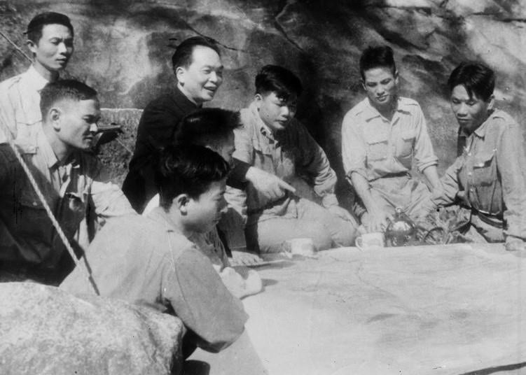 Bác Hồ và Đại tướng Võ Nguyên Giáp trong Chiến dịch Điện Biên Phủ  - Ảnh 4.