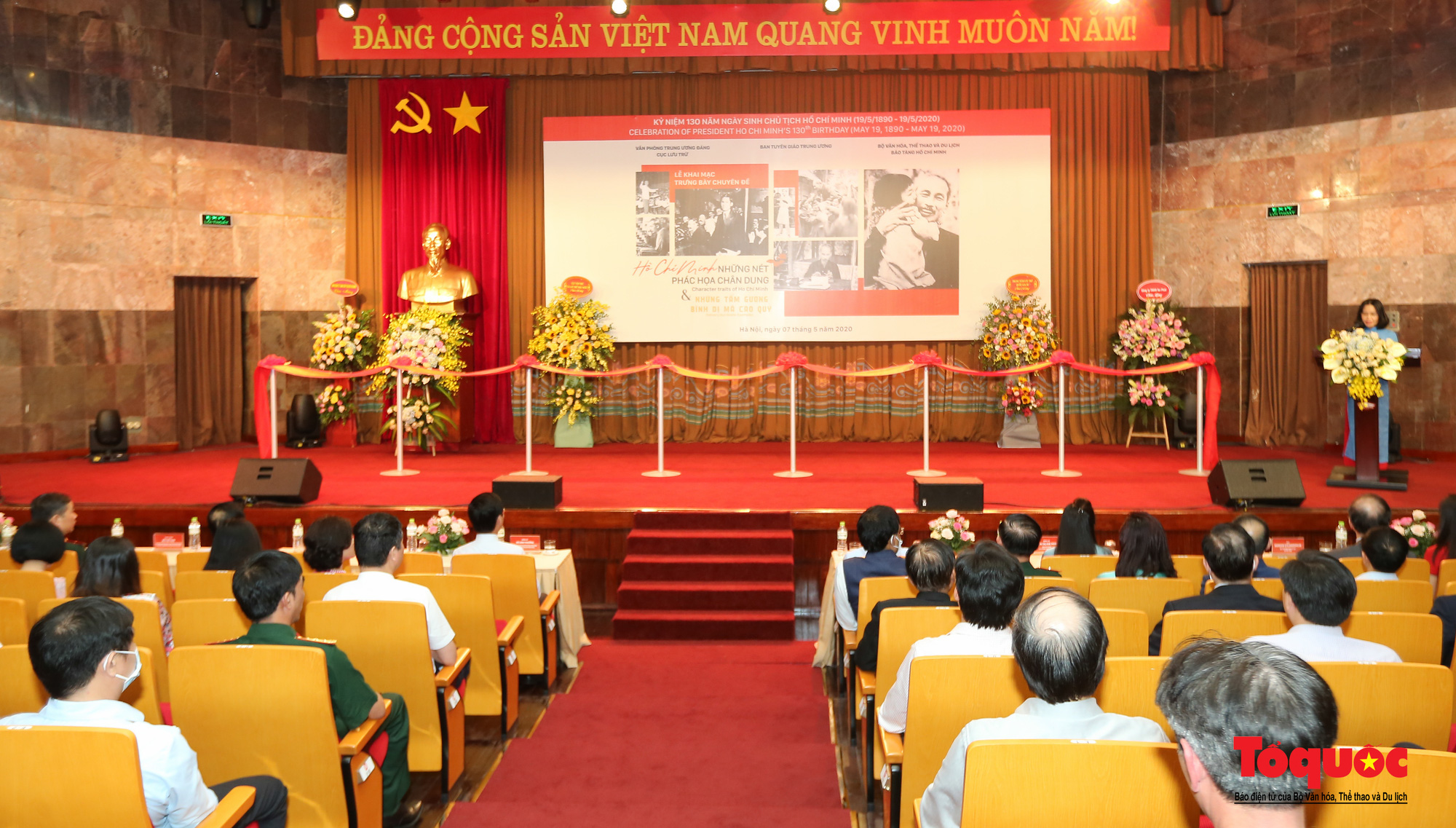 Khai mạc trưng bày chuyên đề: Hồ Chí Minh - Những nét phác họa chân dung; Những tấm gương bình dị mà cao quý  - Ảnh 1.