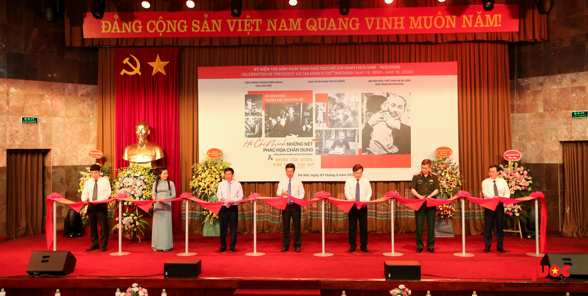 Khai mạc trưng bày chuyên đề: Hồ Chí Minh - Những nét phác họa chân dung; Những tấm gương bình dị mà cao quý  - Ảnh 3.