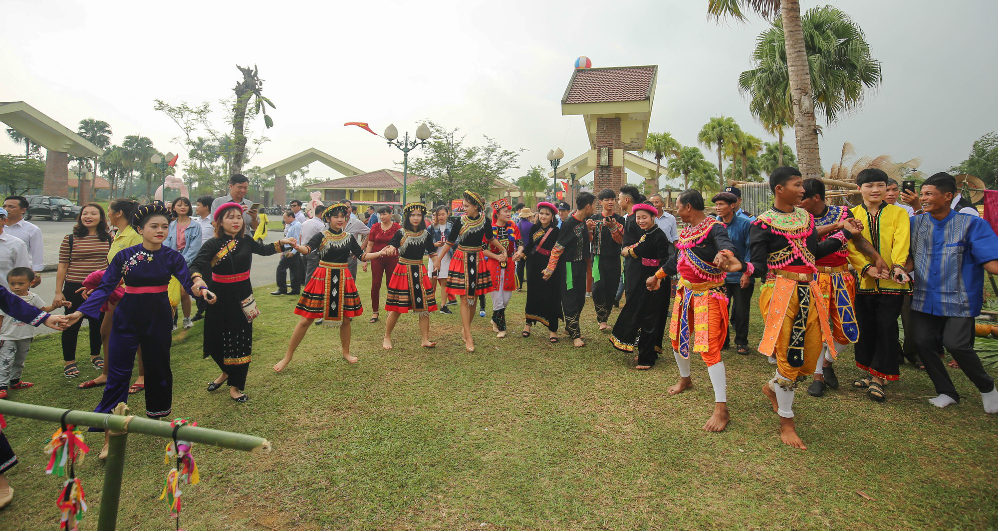 Gần 100 đồng bào của 16 dân tộc tham gia Ngày hội gia đình  tại Làng Văn hóa, Du lịch các dân tộc Việt Nam - Ảnh 1.