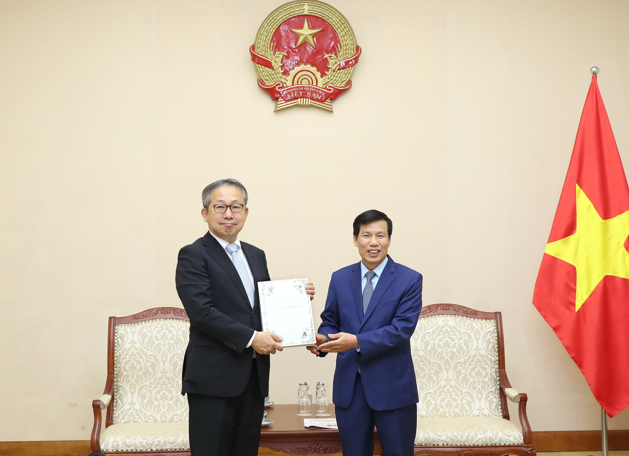 Bộ trưởng Nguyễn Ngọc Thiện tiếp tân Đại sứ Nhật Bản tại Việt Nam - Ảnh 1.