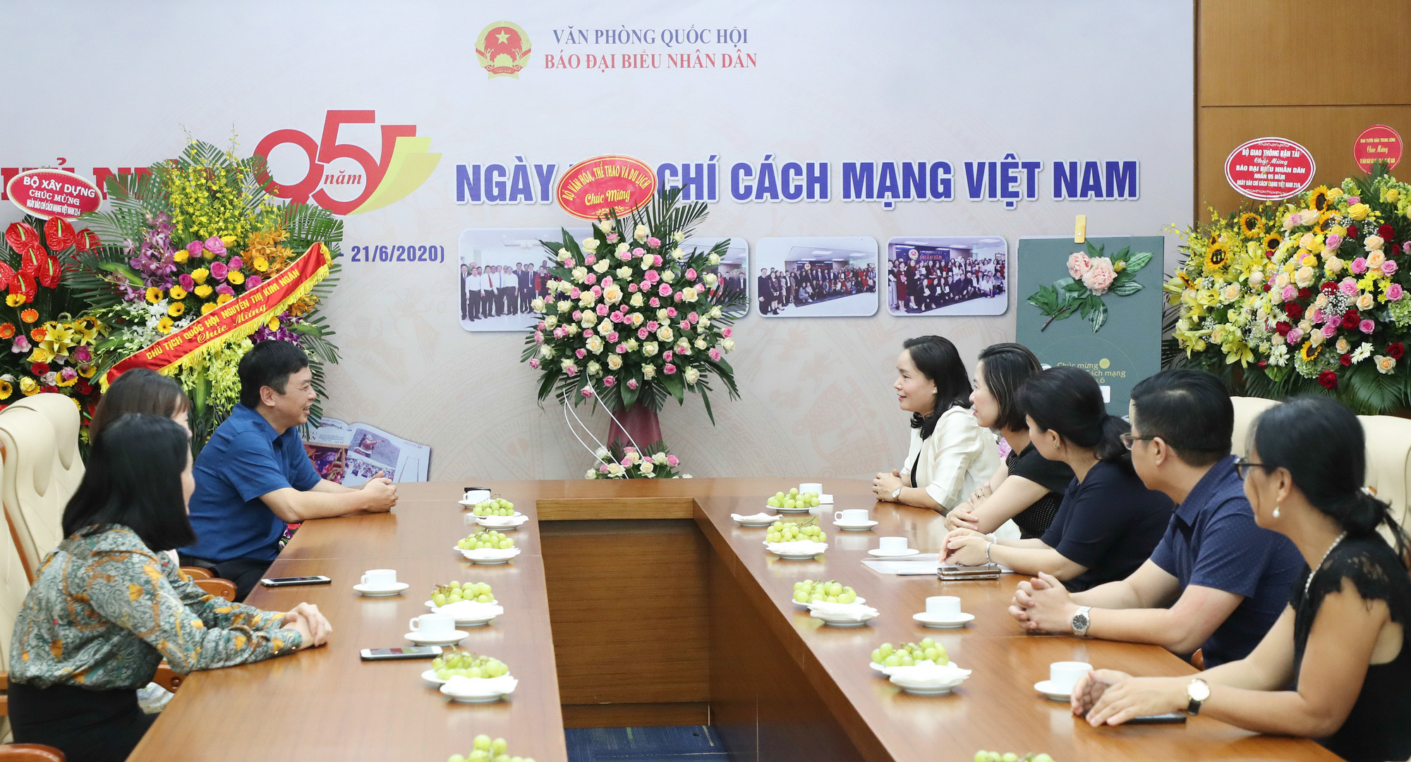 Thứ trưởng Bộ VHTTDL Trịnh Thị Thủy chúc mừng các cơ quan báo chí - Ảnh 4.