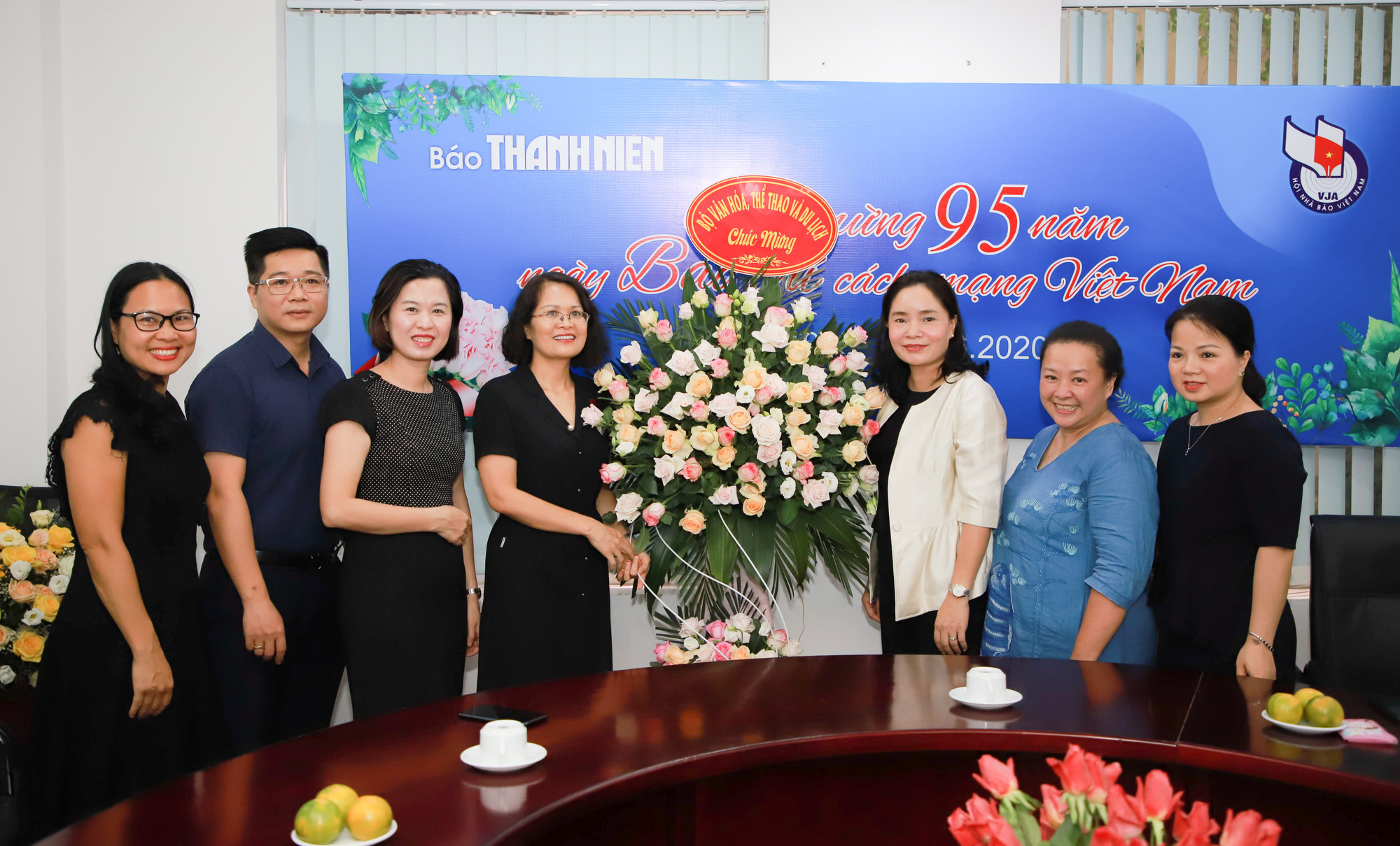 Thứ trưởng Bộ VHTTDL Trịnh Thị Thủy chúc mừng các cơ quan báo chí - Ảnh 7.