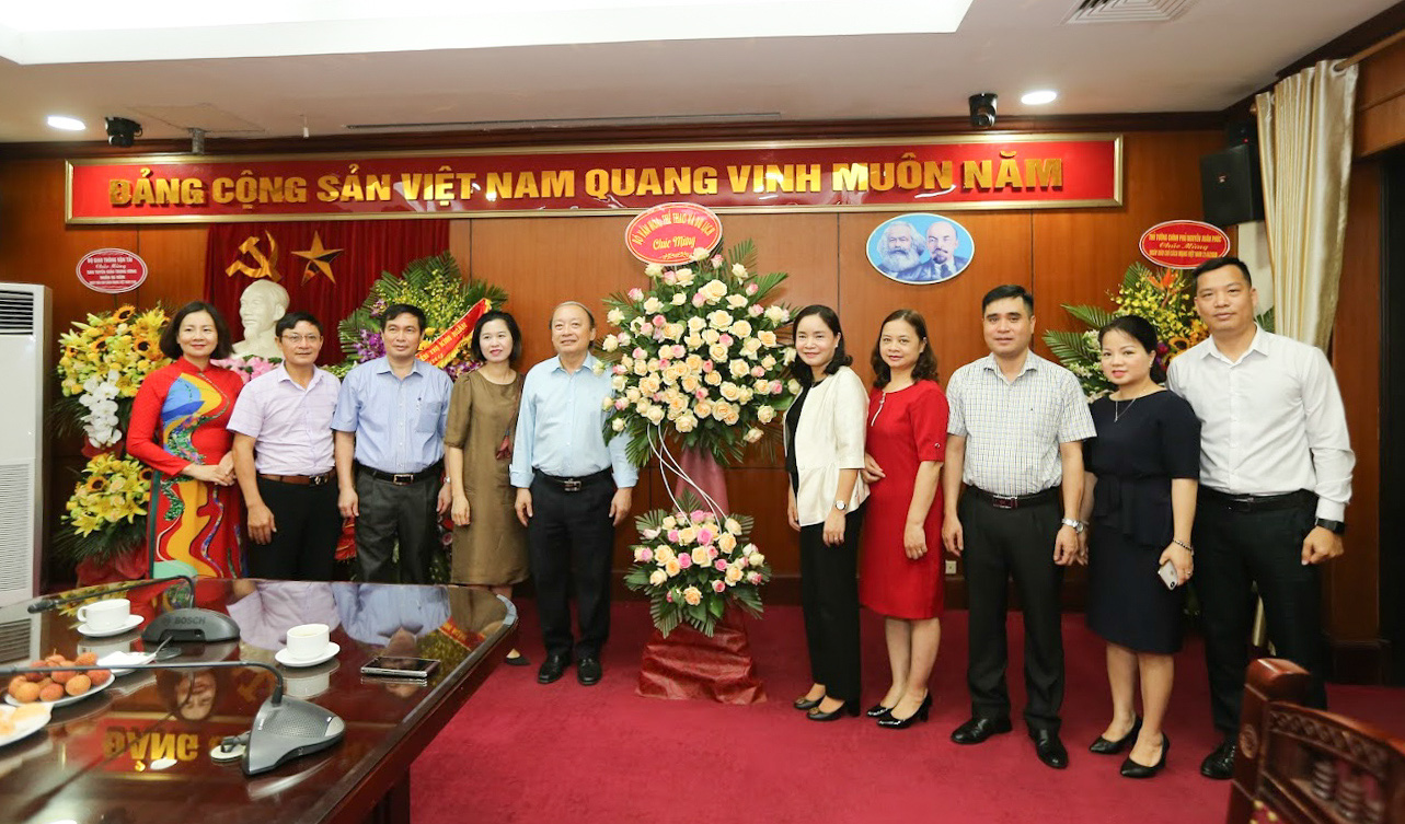 Thứ trưởng Bộ VHTTDL Trịnh Thị Thủy chúc mừng các cơ quan báo chí - Ảnh 1.