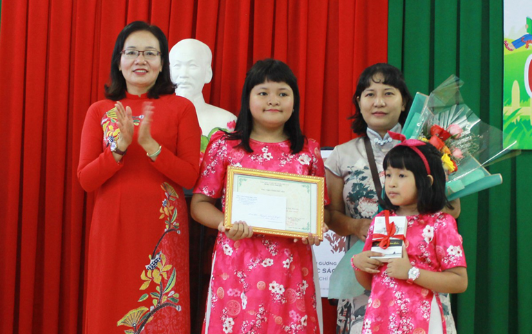 Phú Yên trao giải cuộc thi Gia đình đọc sách năm 2020 - Ảnh 1.