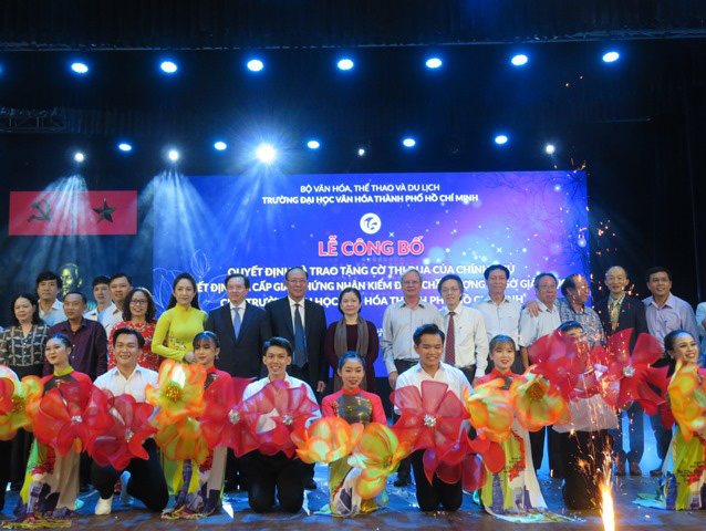Trường Đại học Văn hóa thành phố Hồ Chí Minh vinh dự nhận Cờ thi đua của Chính phủ - Ảnh 2.