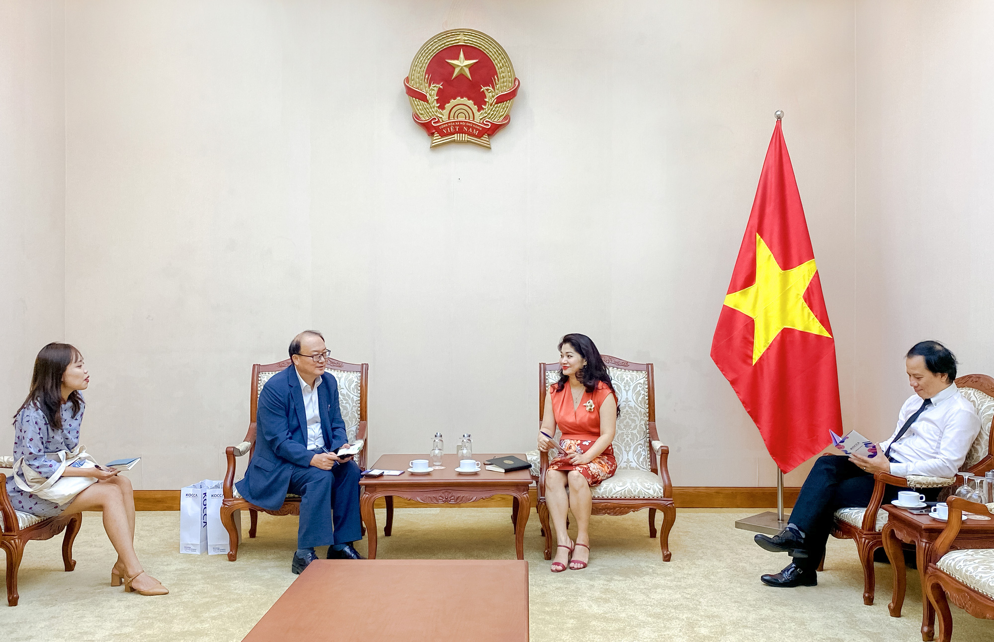 Cục trưởng Cục Hợp tác quốc tế Nguyễn Phương Hòa tiếp Trưởng đại diện Văn phòng KOCCA tại Việt Nam - Ảnh 1.