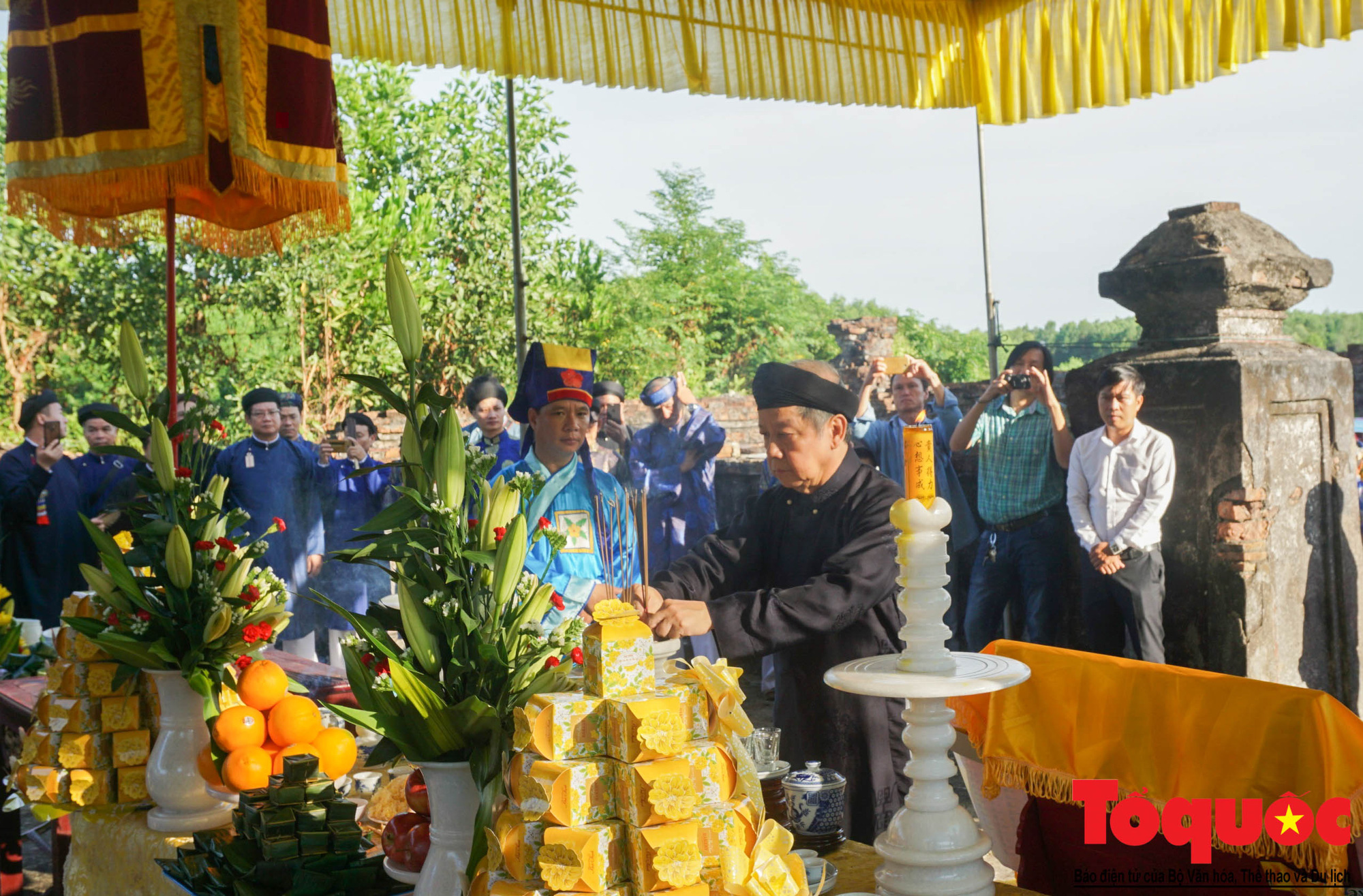 Hàng trăm tà áo dài diễu hành trên phố tri ân chúa Nguyễn Phúc Khoát - Ảnh 1.