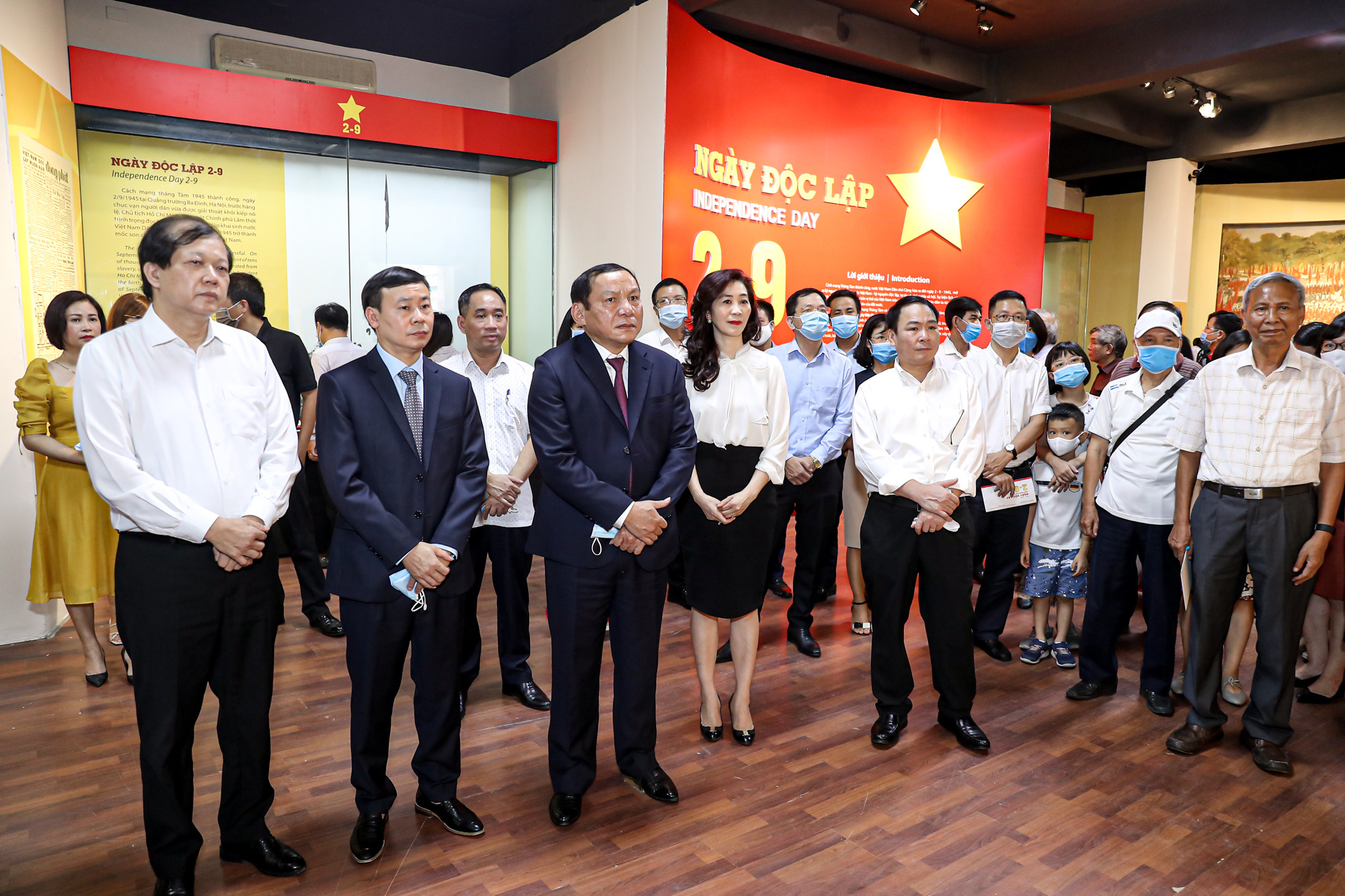 Thứ trưởng Bộ VHTTDL Nguyễn Văn Hùng và các đại biểu tham quan gian trưng bày