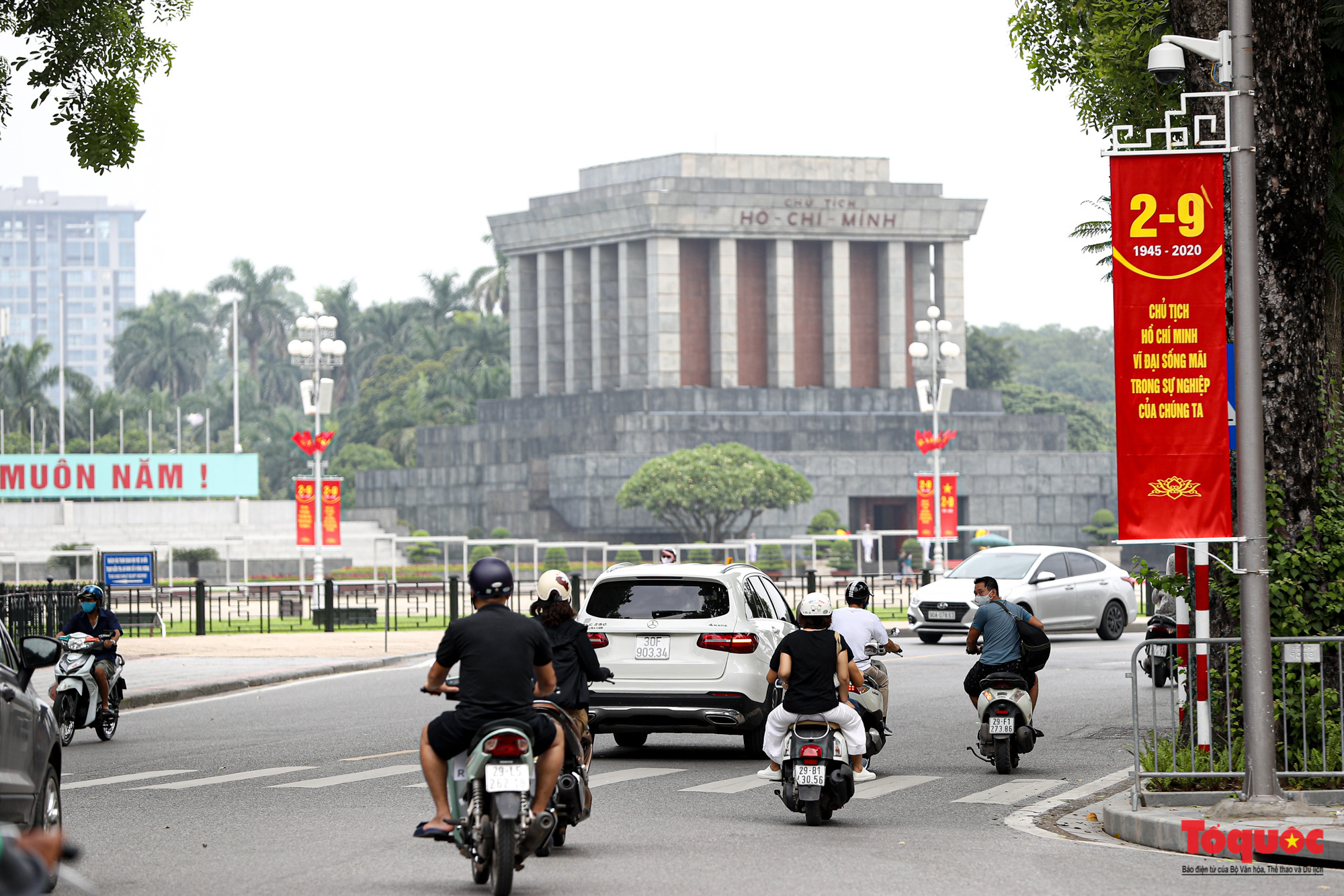 Hà Nội trang hoàng rực rỡ, kỷ niệm 75 năm Cách mạng Tháng Tám và Quốc khánh 2-9 - Ảnh 12.