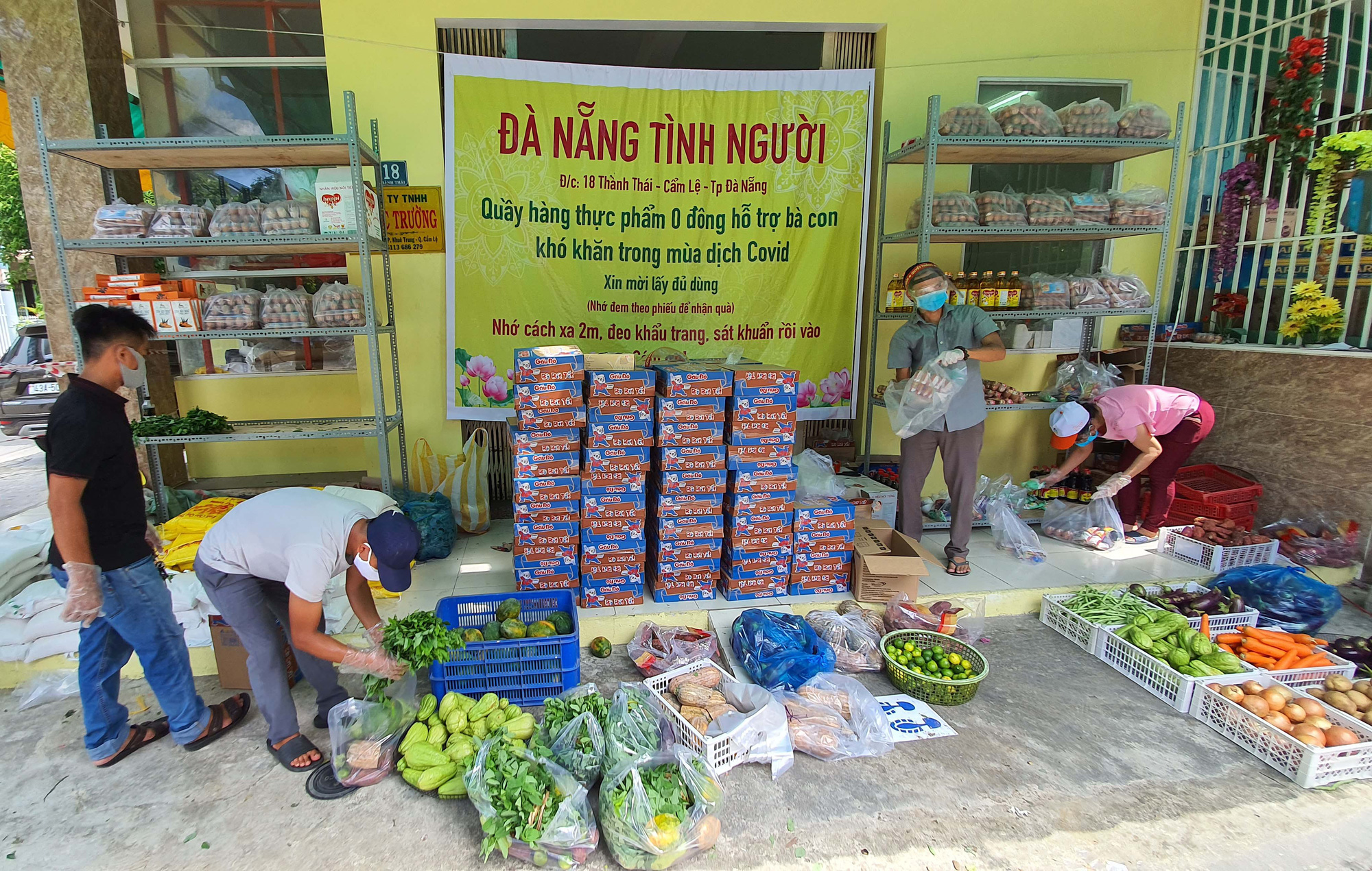 Ấm lòng “quầy hàng thực phẩm 0 đồng” ở Đà Nẵng