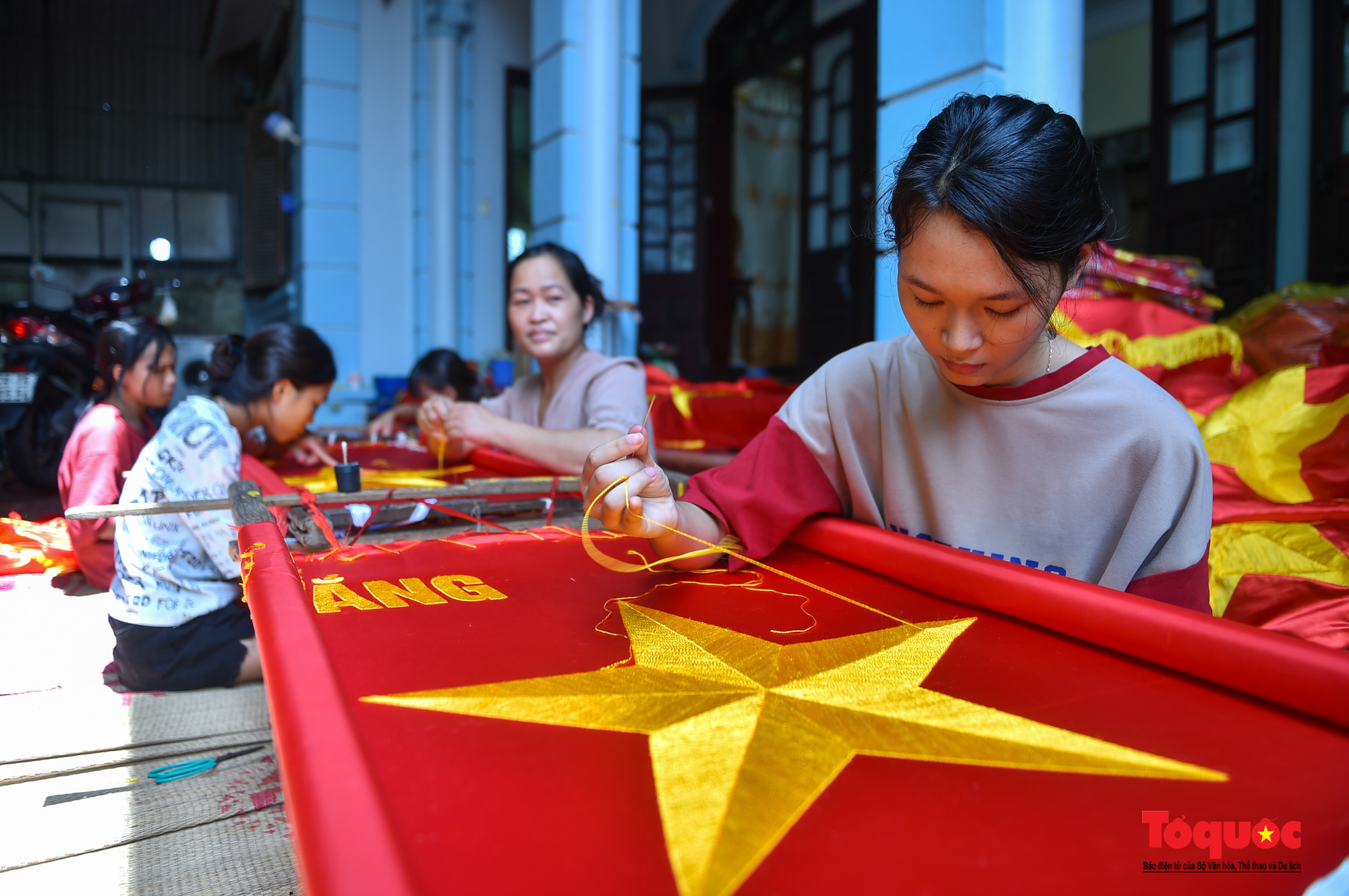 Khám phá ngôi làng gần một trăm năm may cờ Tổ quốc - Ảnh 3.