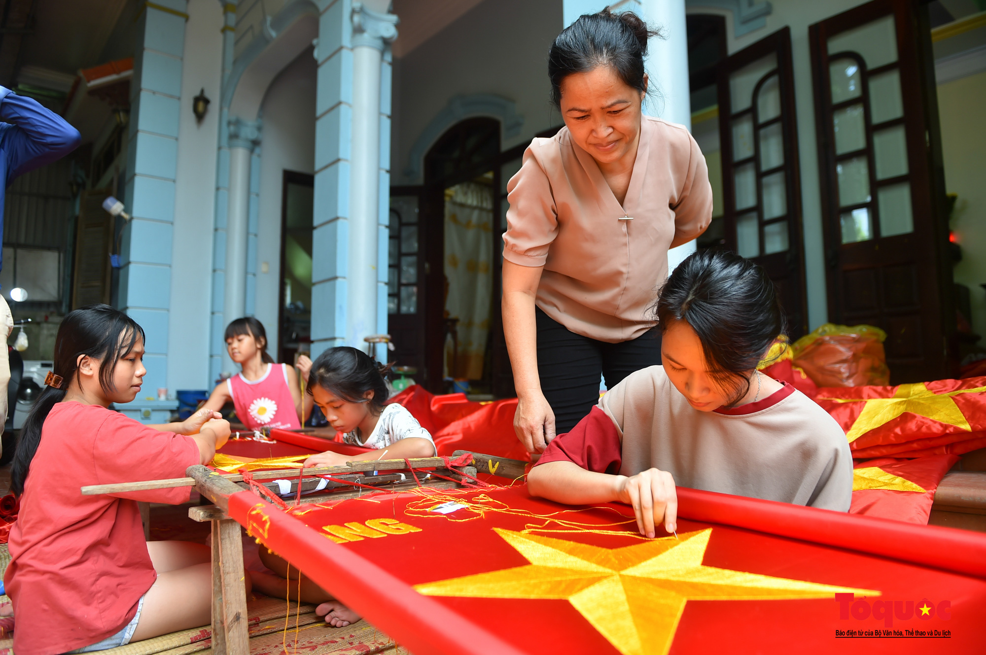 Khám phá ngôi làng gần một trăm năm may cờ Tổ quốc - Ảnh 1.