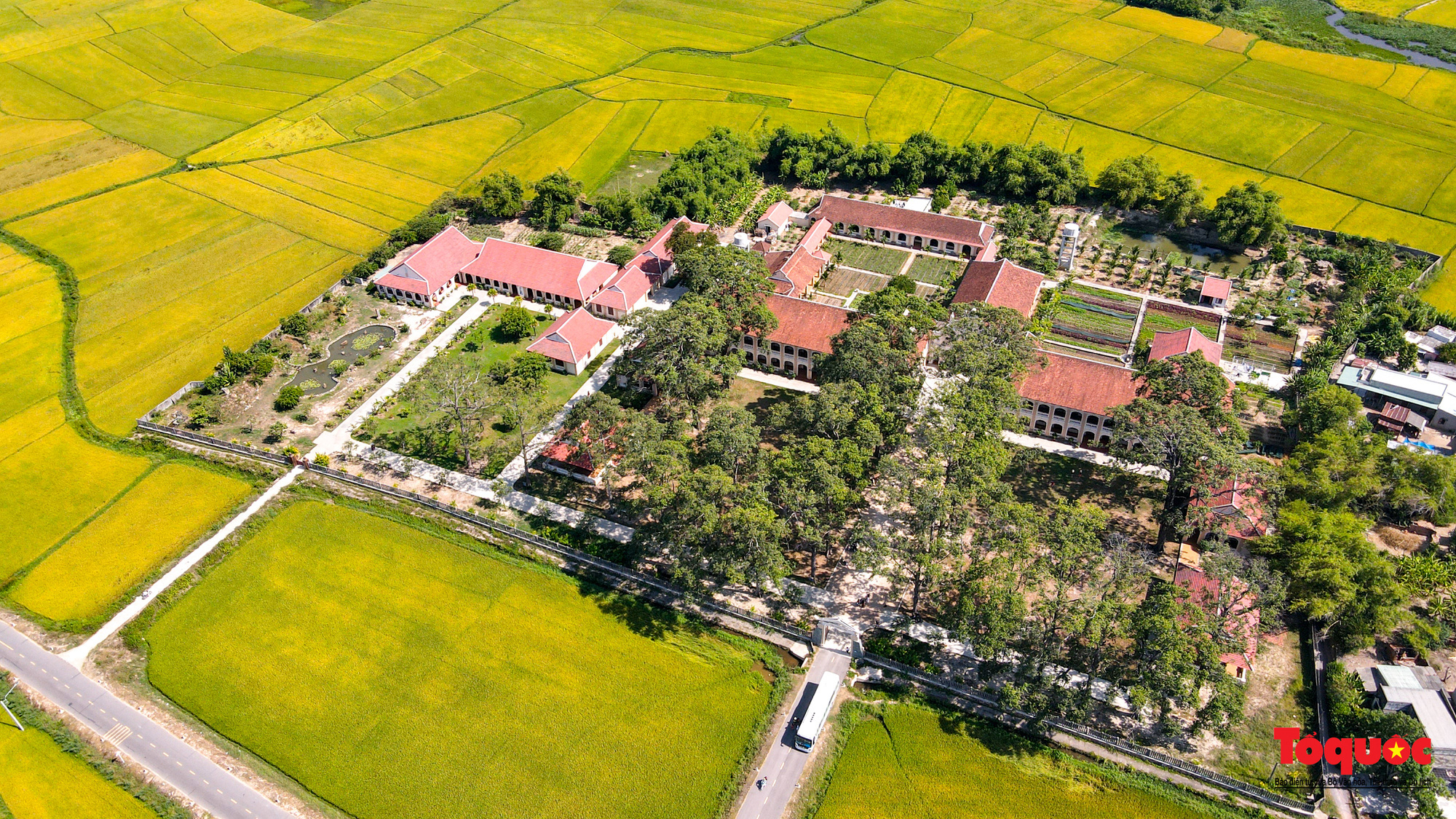Tiểu Chủng Viện Làng Sông - kiến trúc Gothic tuyệt đẹp giữa đồng quê Việt Nam - Ảnh 2.