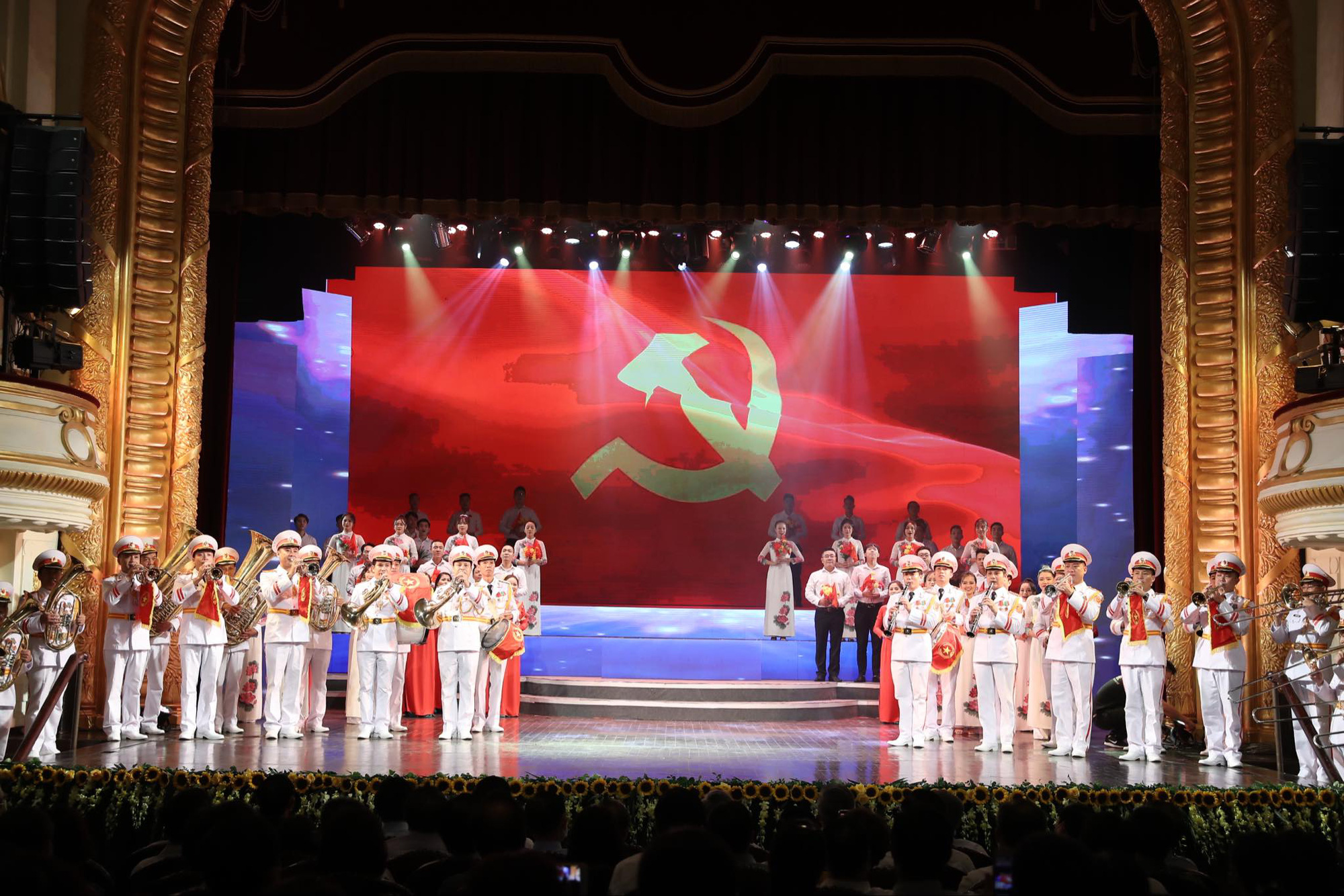 Thủ tướng Nguyễn Xuân Phúc dự chương trình nghệ thuật đặc biệt &quot;Tổ quốc tôi chưa đẹp thế bao giờ&quot; kỷ niệm 75 năm Cách mạng tháng Tám, Quốc khánh 2/9 - Ảnh 6.