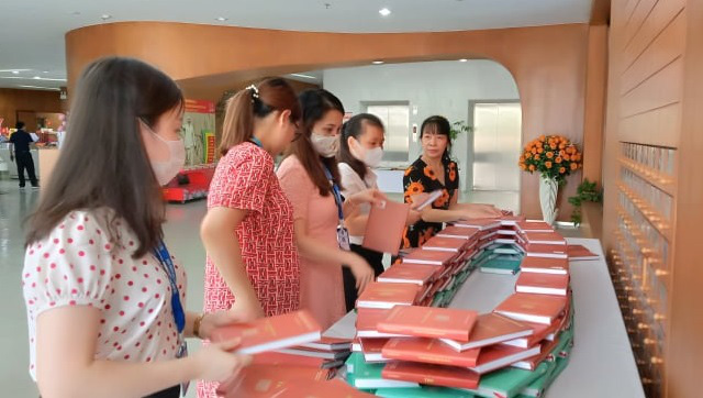 Triển lãm sách, báo chủ đề &quot;Đảng bộ tỉnh Quảng Ninh từ đại hội đến đại hội&quot; - Ảnh 1.