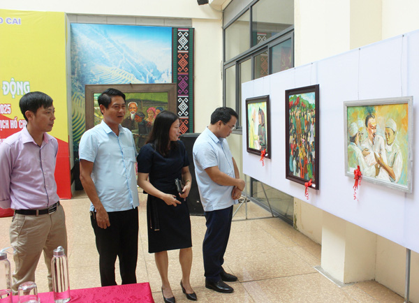 Lào Cai: Khai mạc Triển lãm tranh mỹ thuật – tranh cổ động chào mừng Đại hội Đảng bộ tỉnh lần thứ XVI - Ảnh 4.