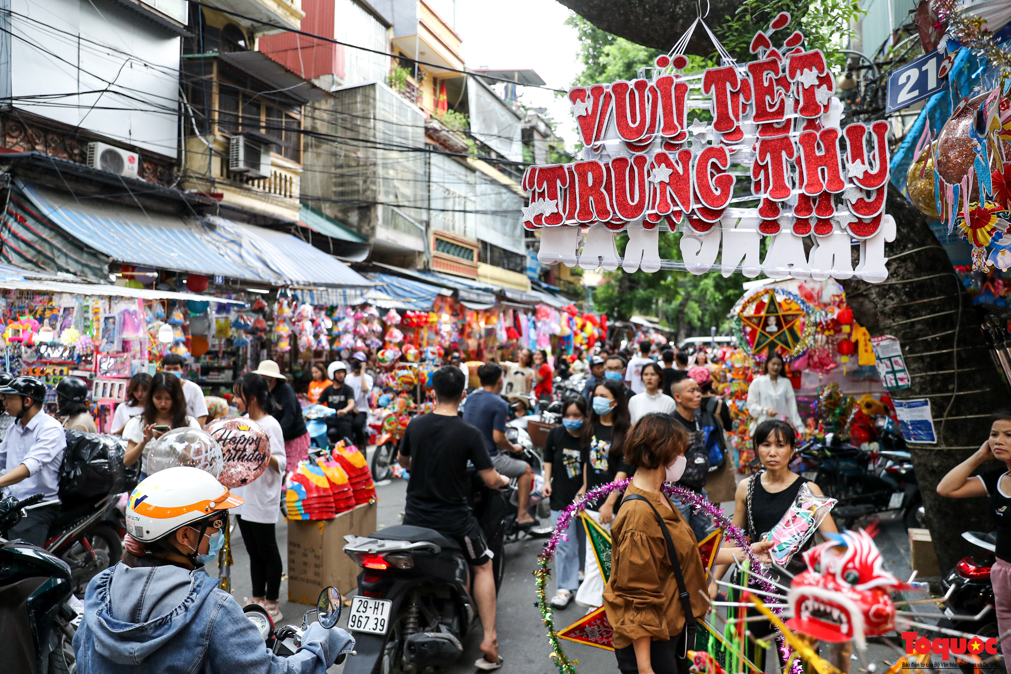 Nhiều điểm du lịch, vui chơi ở Hà Nội trang hoàng rực rỡ đón Tết Trung thu - Ảnh 8.